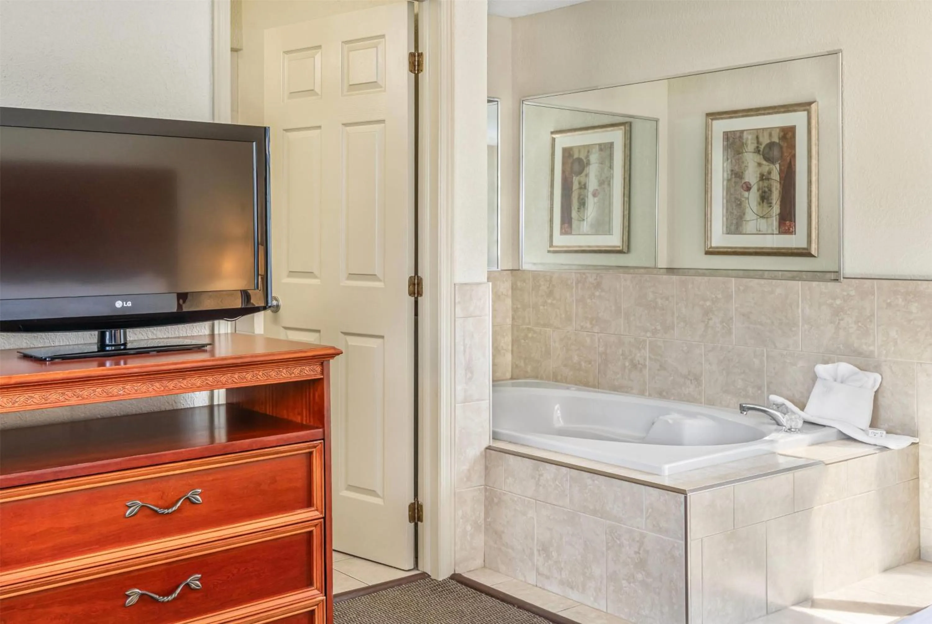 Photo of the whole room in Travelodge by Wyndham Gananoque