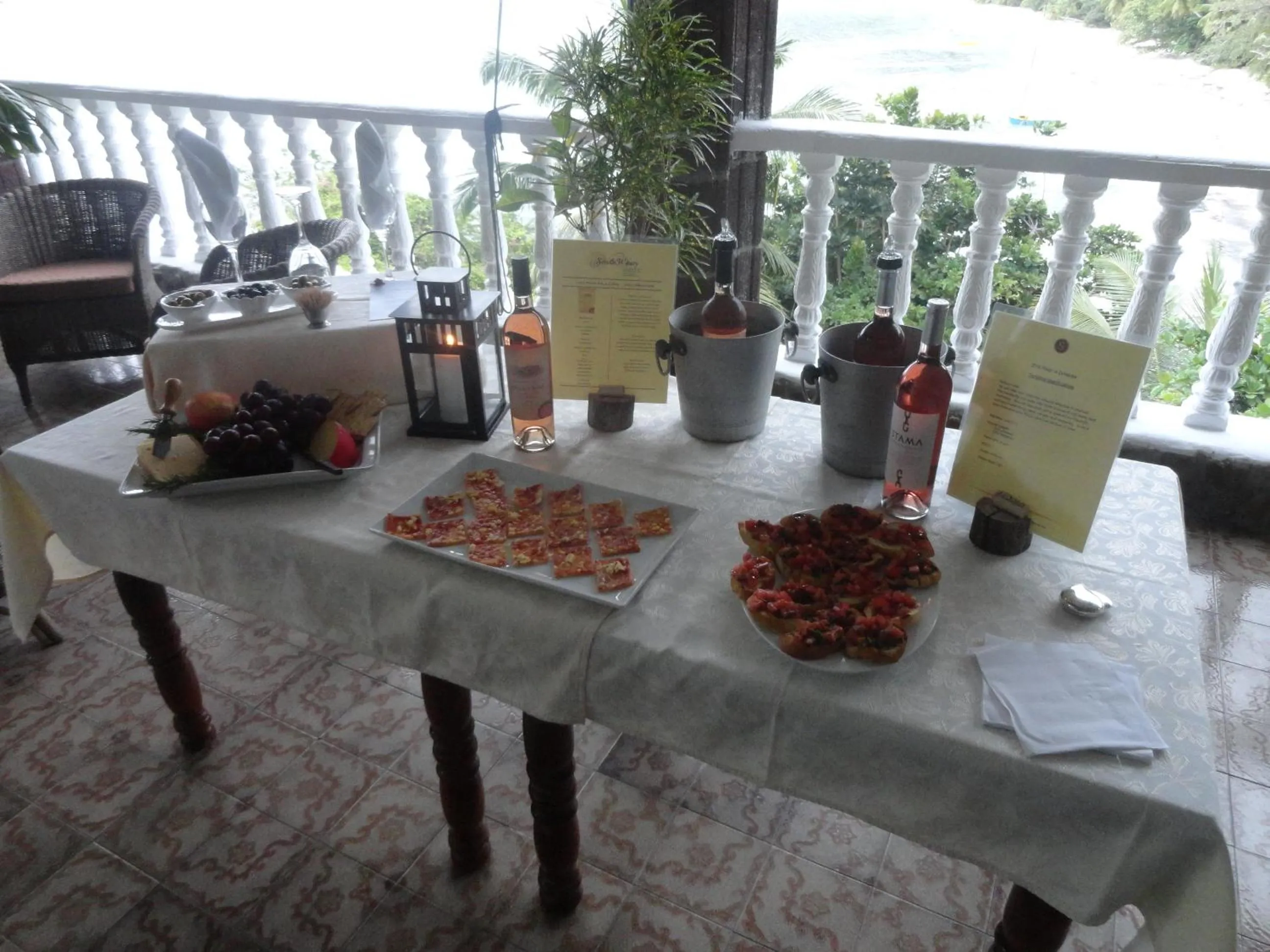 Restaurant/places to eat in Lazare Picault Hotel