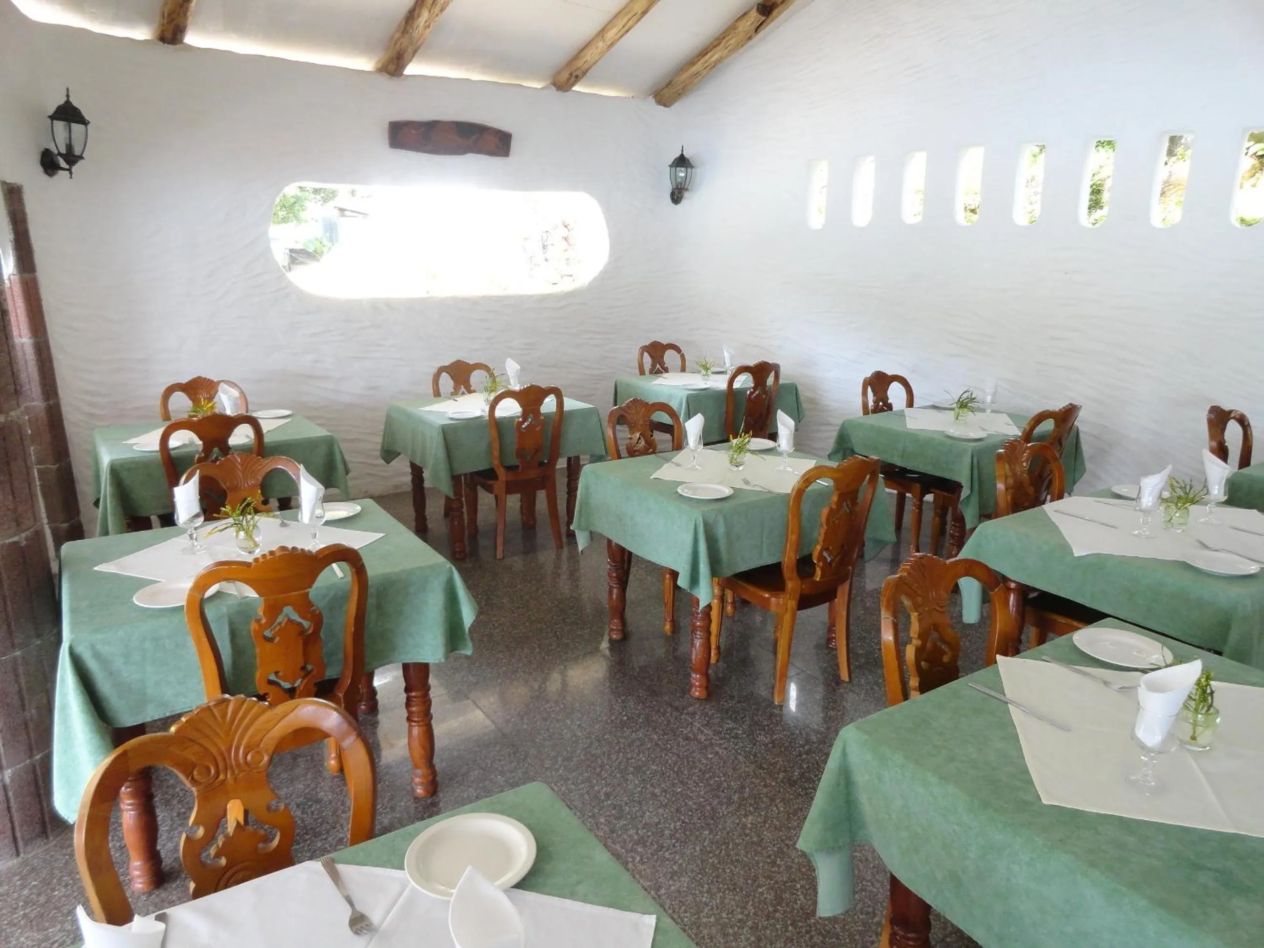 Restaurant/places to eat in Lazare Picault Hotel