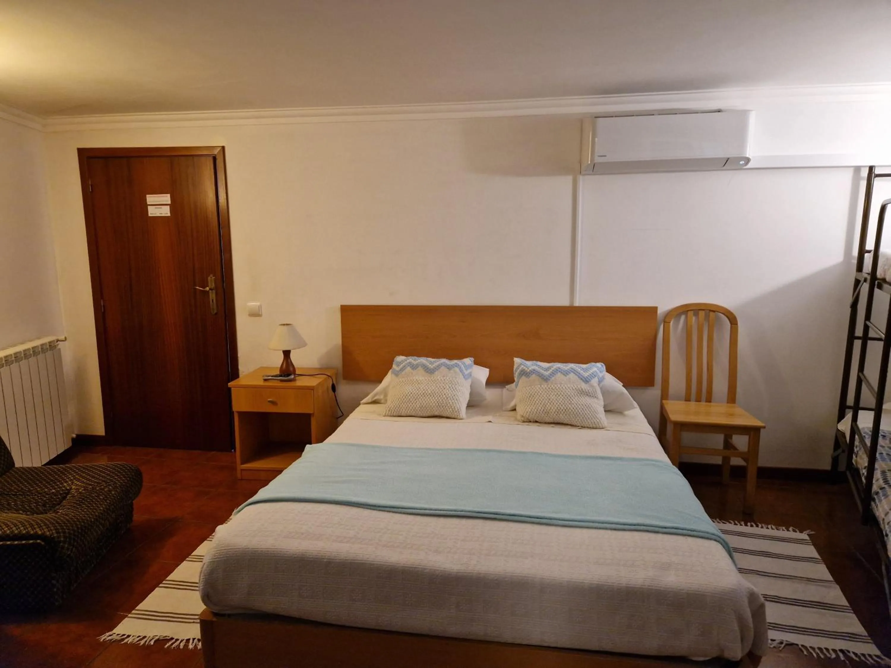Bedroom, Bed in Casa Dos Santos Alojamento - Guest House