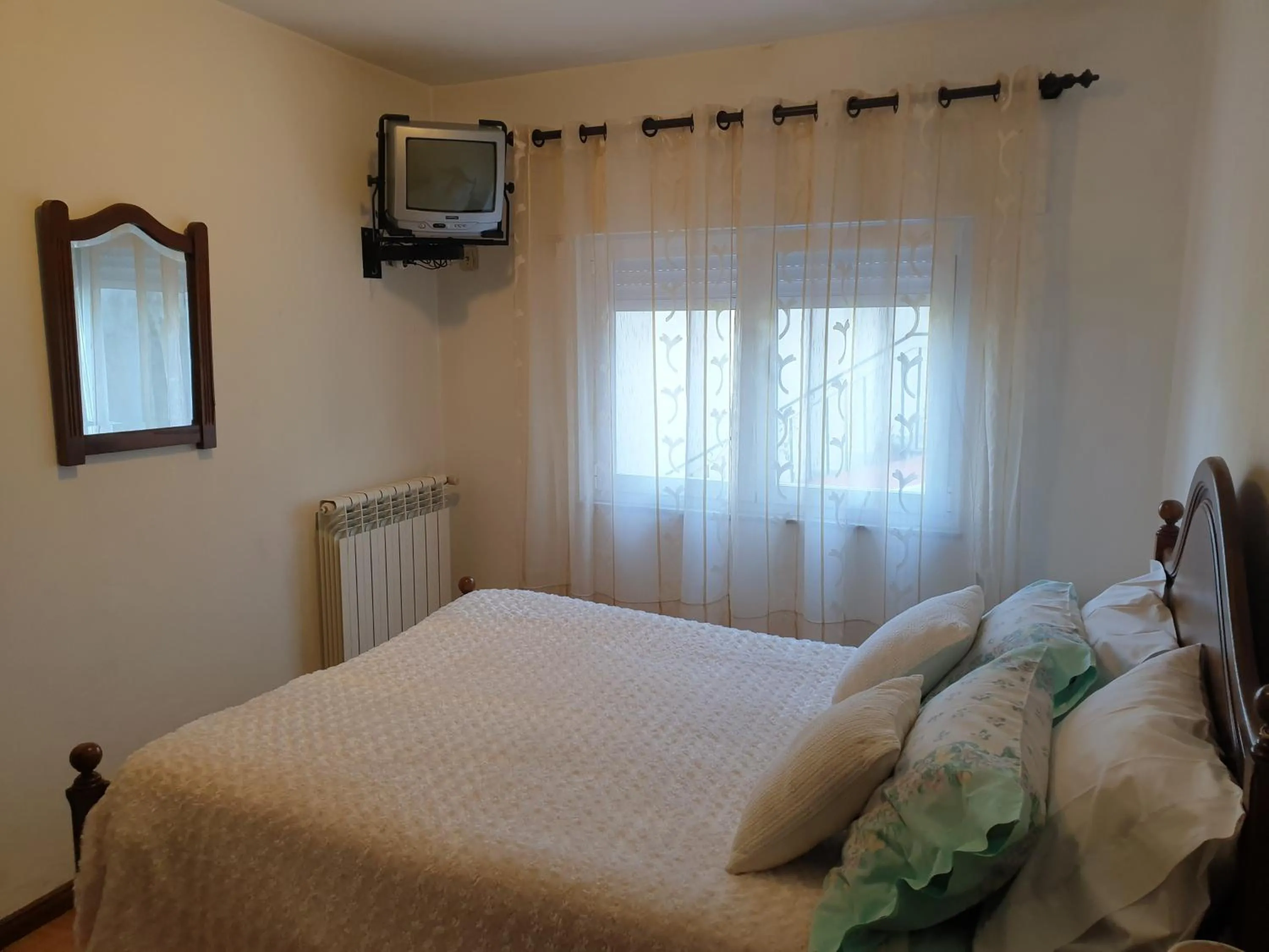 Communal lounge/ TV room, Bed in Casa Dos Santos Alojamento - Guest House