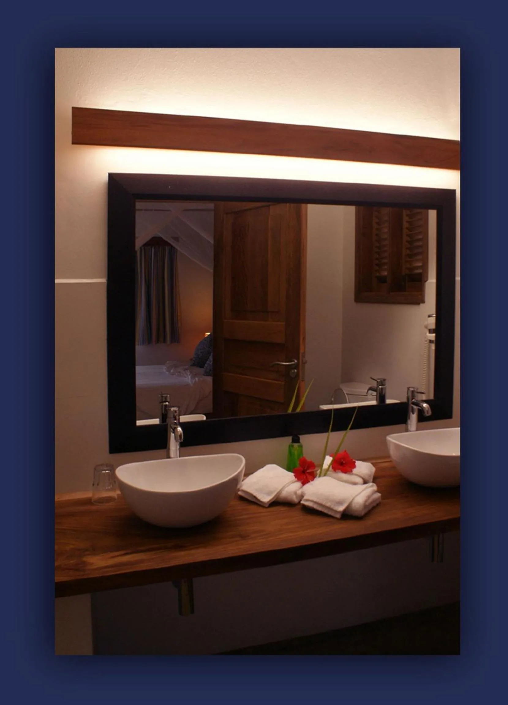 Bathroom in L'Hirondelle Self Catering Guest House