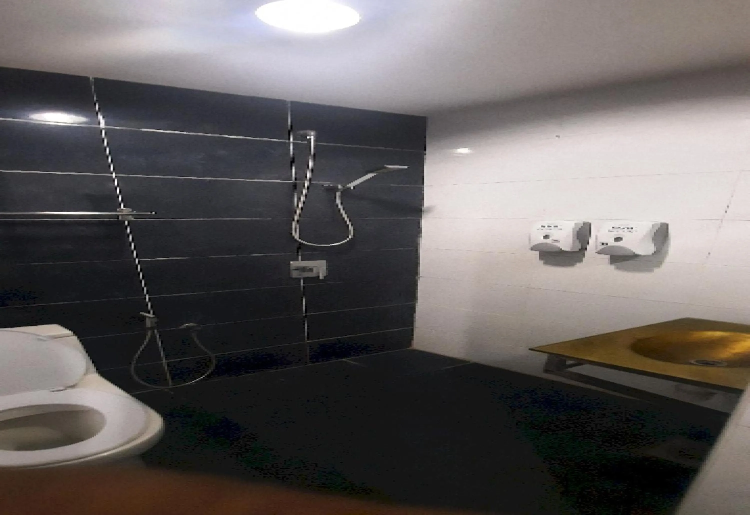 Bathroom in Super OYO 90724 Rg Hotel