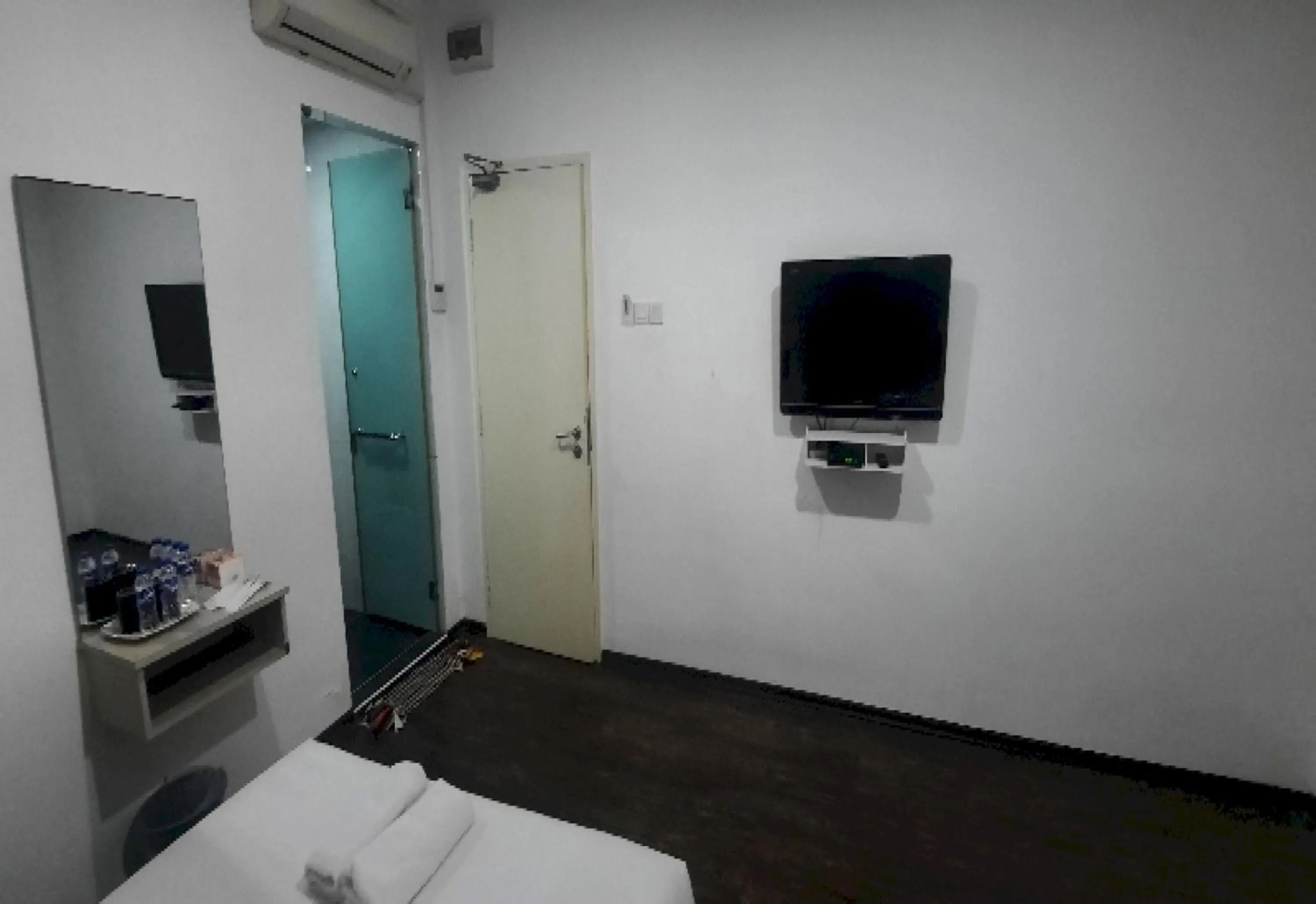 Photo of the whole room in Super OYO 90724 Rg Hotel