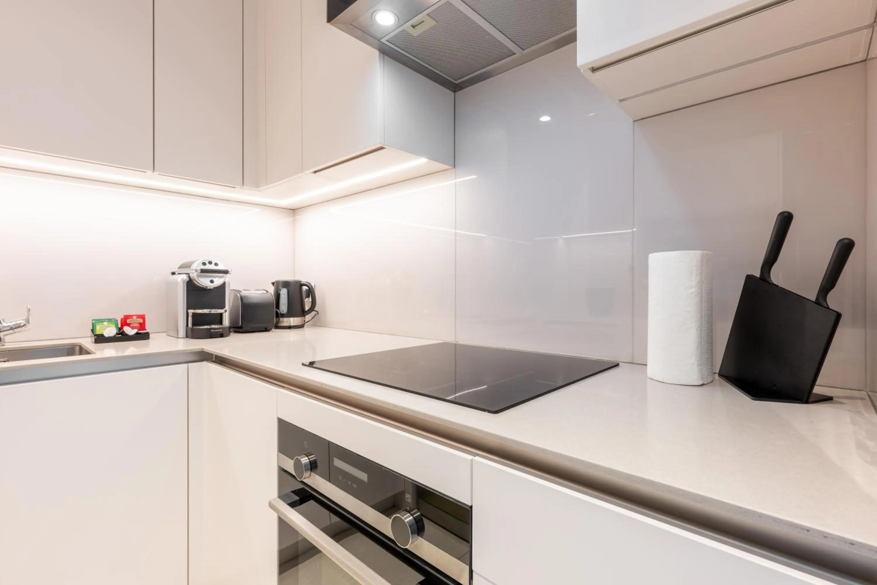 Coffee/tea facilities in Jumeirah Gate Tower JBR 1BR Apartment