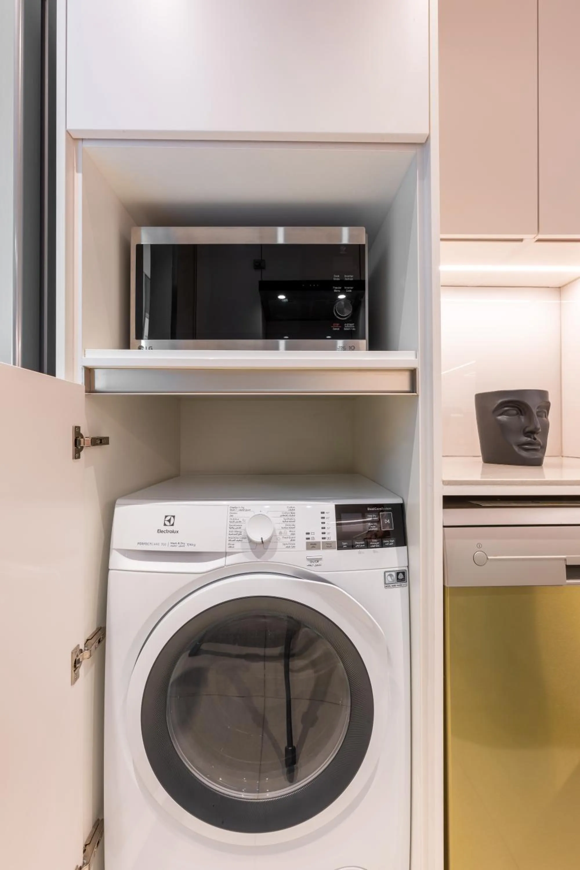 microwave in Jumeirah Gate Tower JBR 1BR Apartment