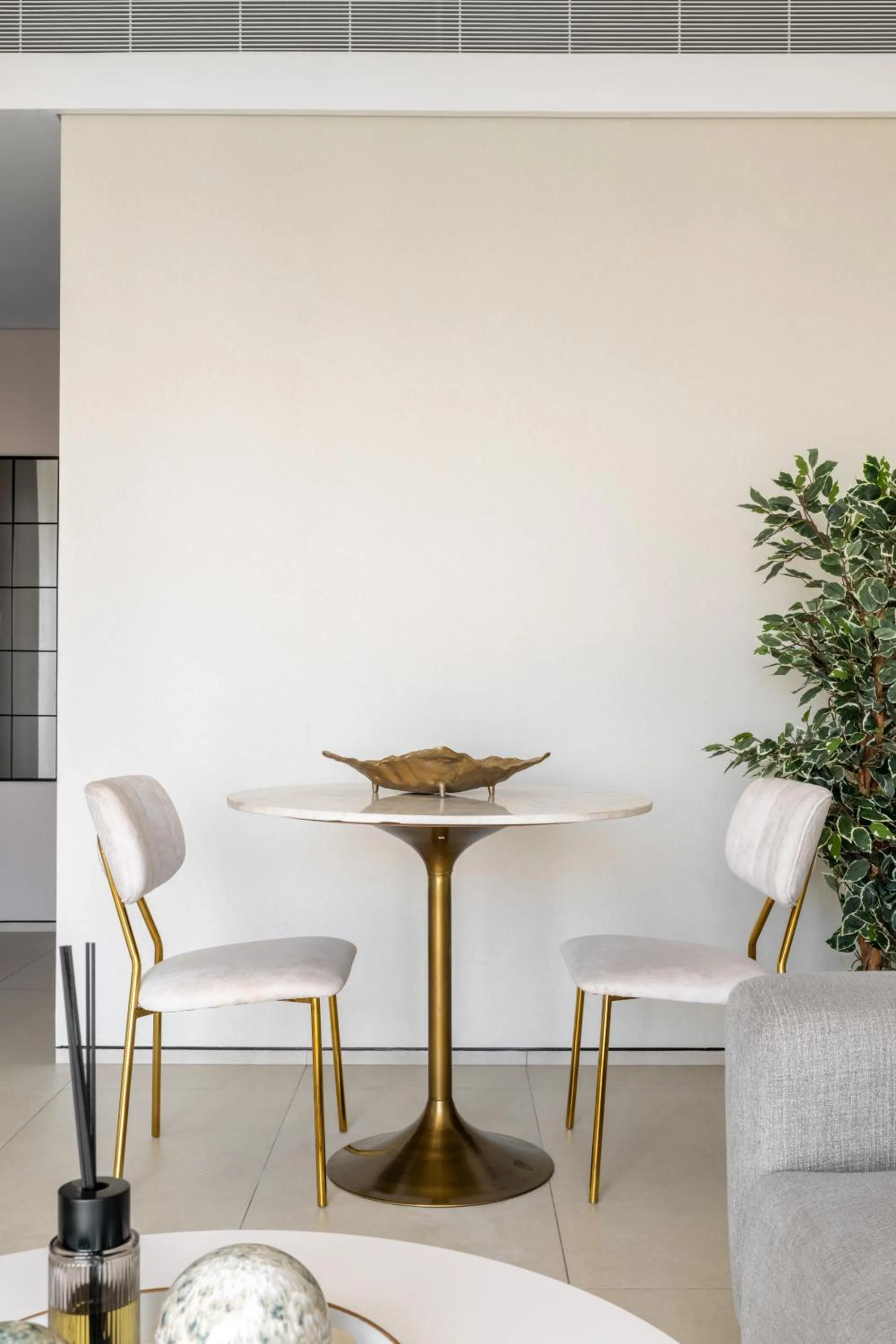 Seating area in Jumeirah Gate Tower JBR 1BR Apartment