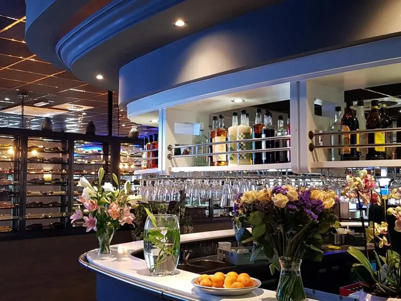 Restaurant/places to eat in New Ocean Paradise Hotel