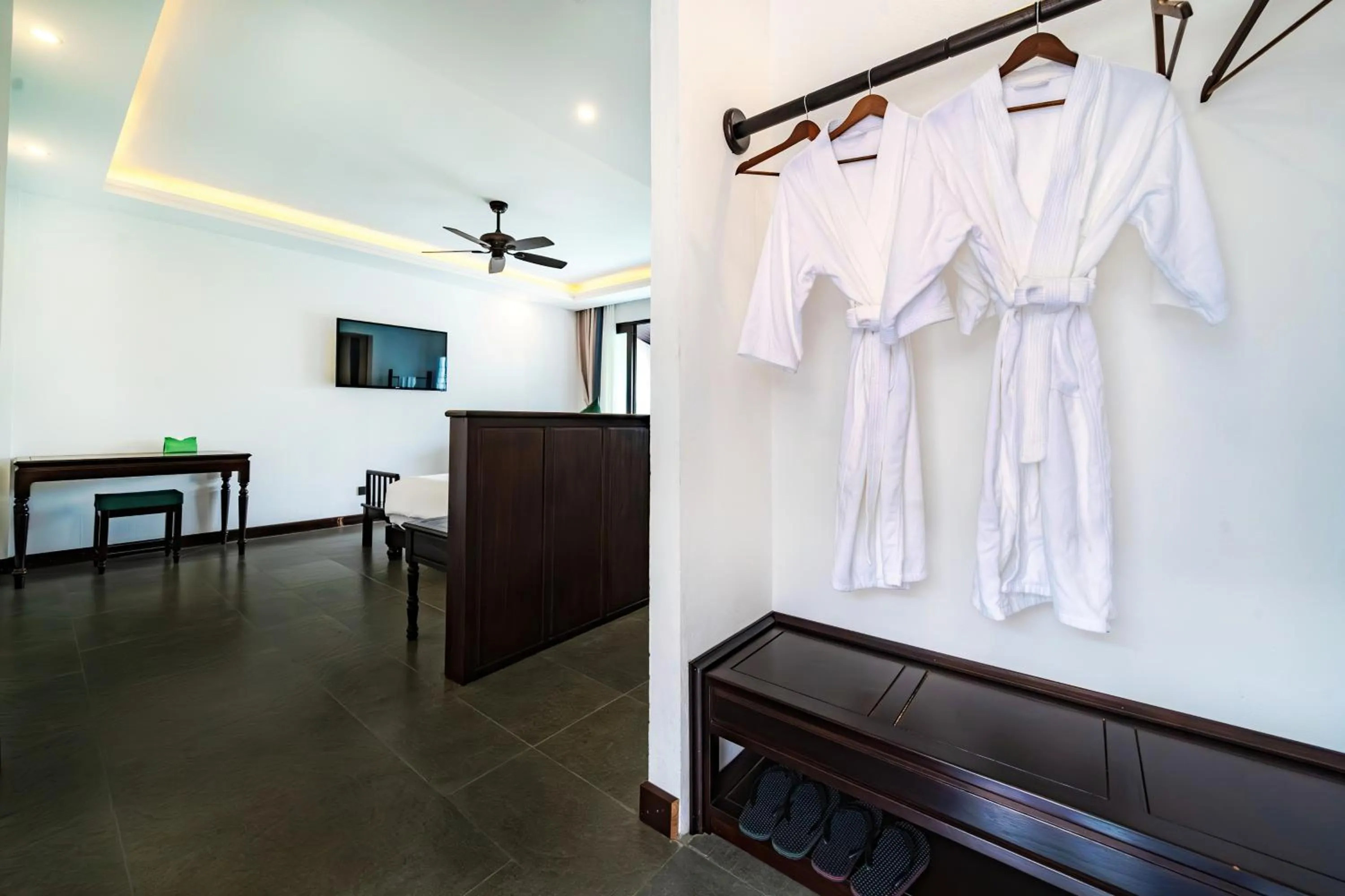 wardrobe in Manyo Hotel and Resort
