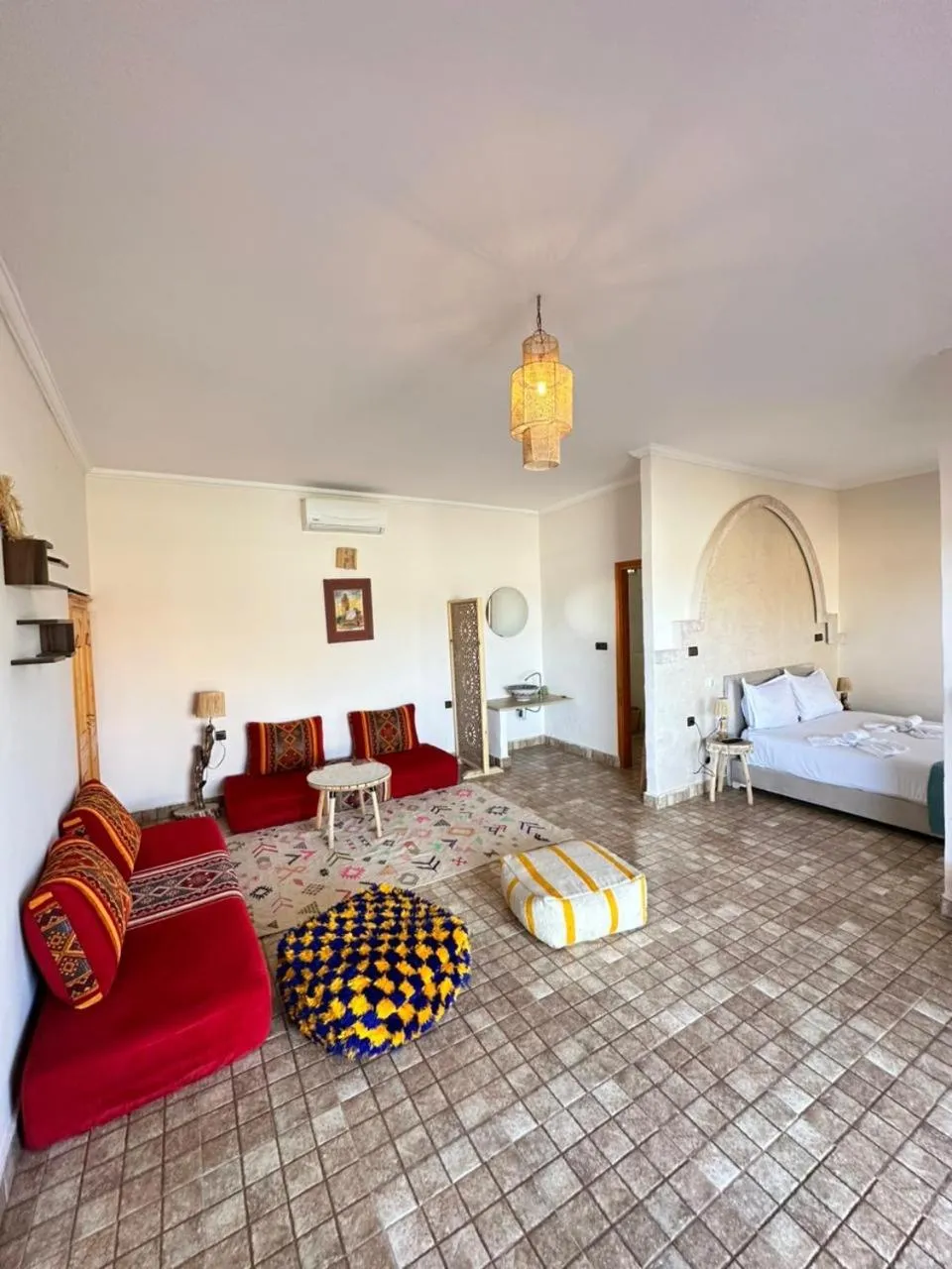 Living room, Bed in Whisper Hotel