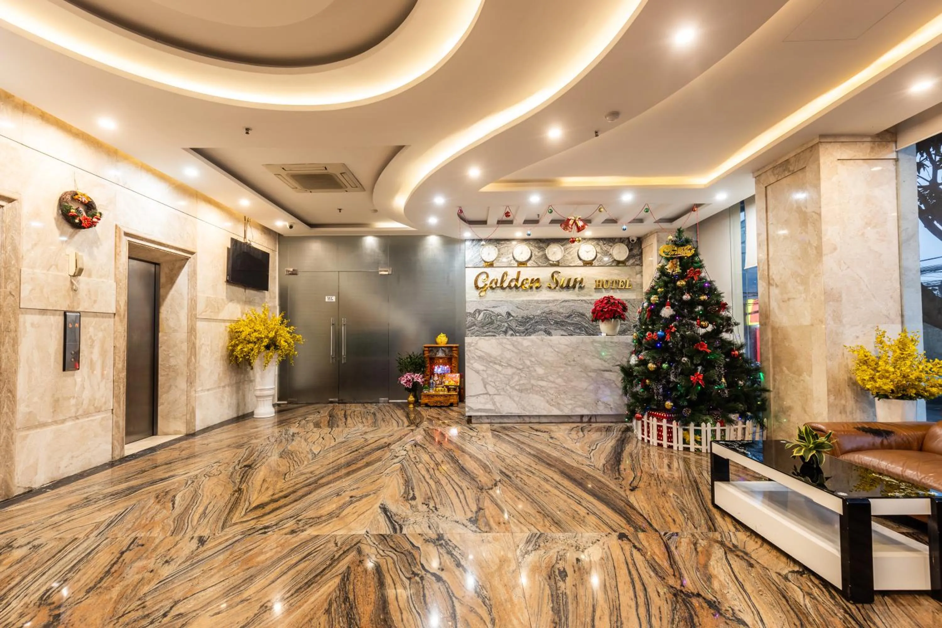 Communal lounge/ TV room in Golden Sun Apartment by New Sky Travel