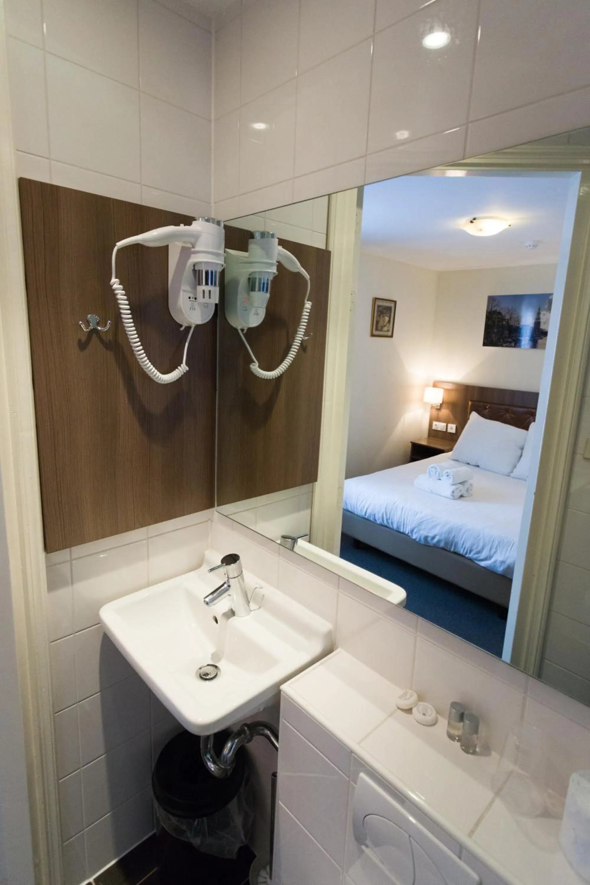 Bathroom, Bed in Hotel Park Plantage