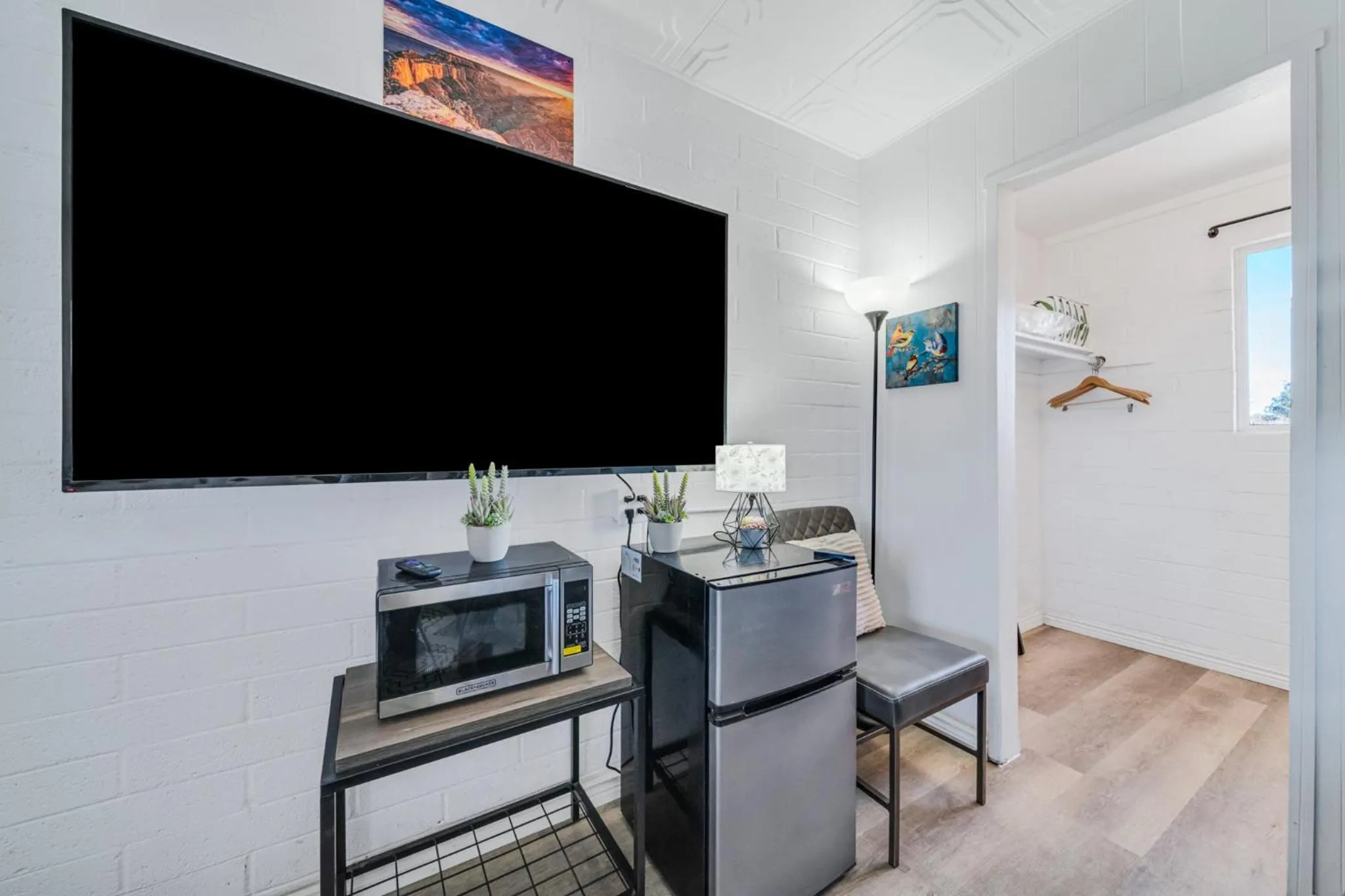 TV and multimedia in Canyon's Edge Route 66 Motel