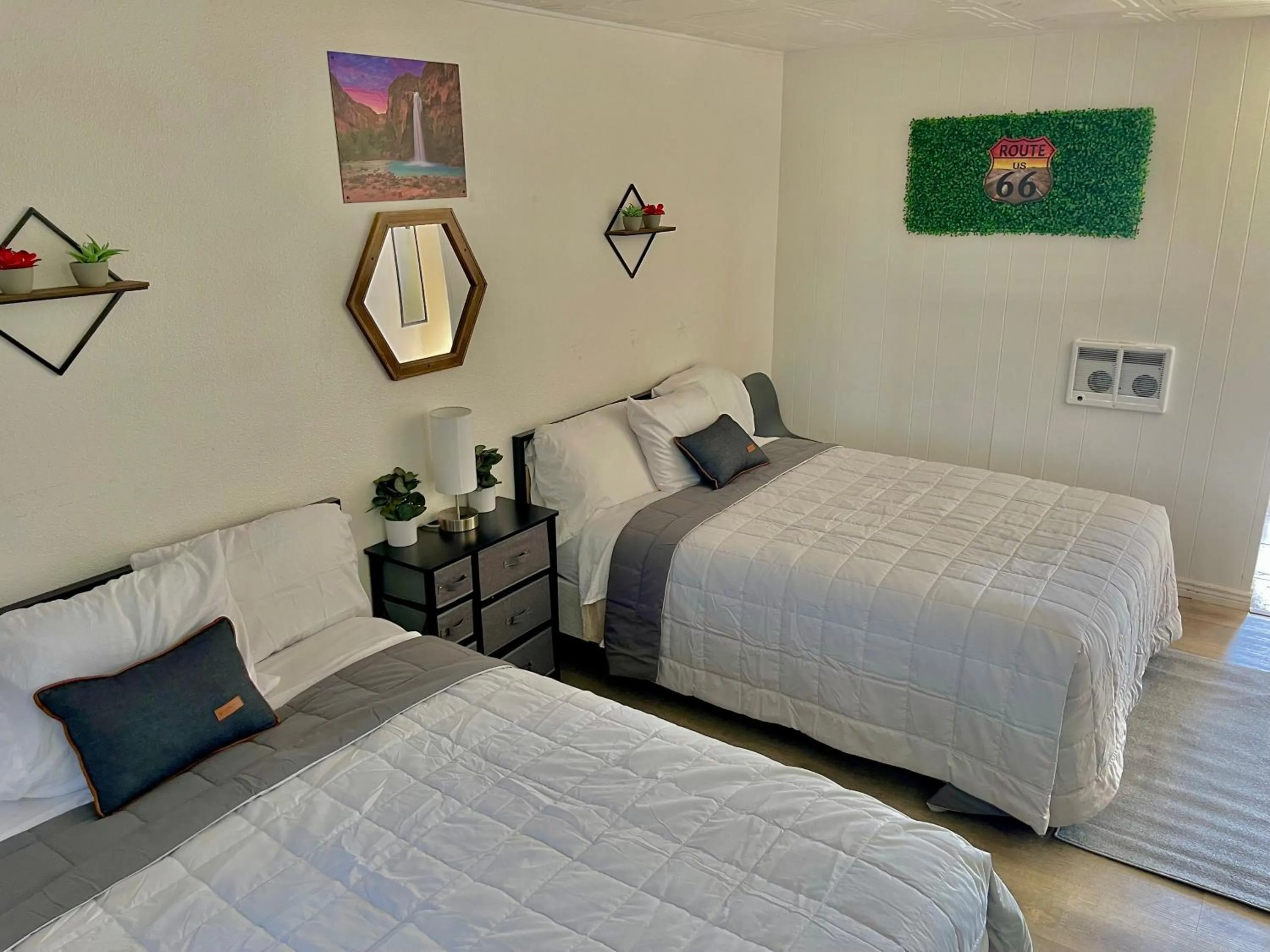 Bed in Canyon's Edge Route 66 Motel