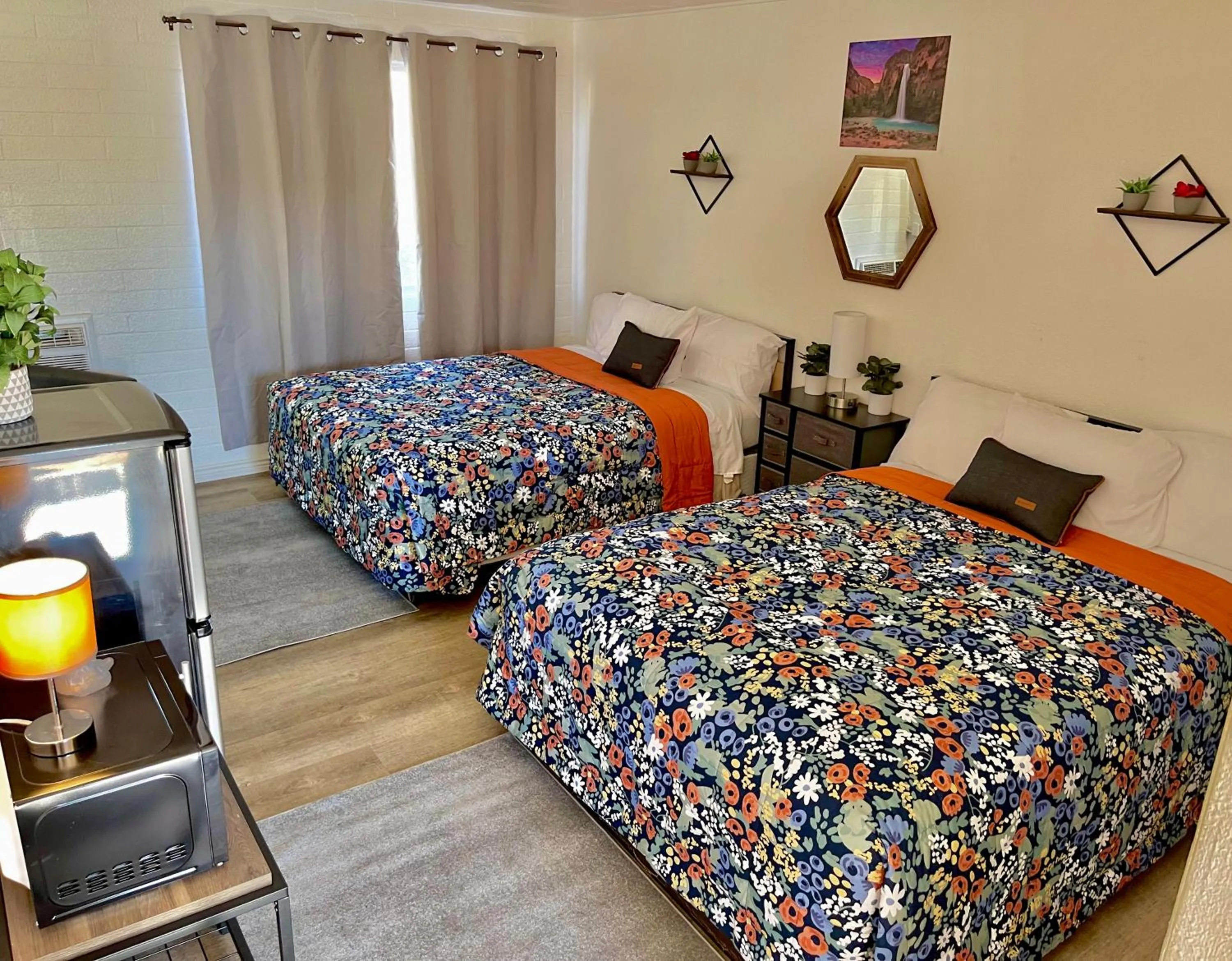 Bed in Canyon's Edge Route 66 Motel