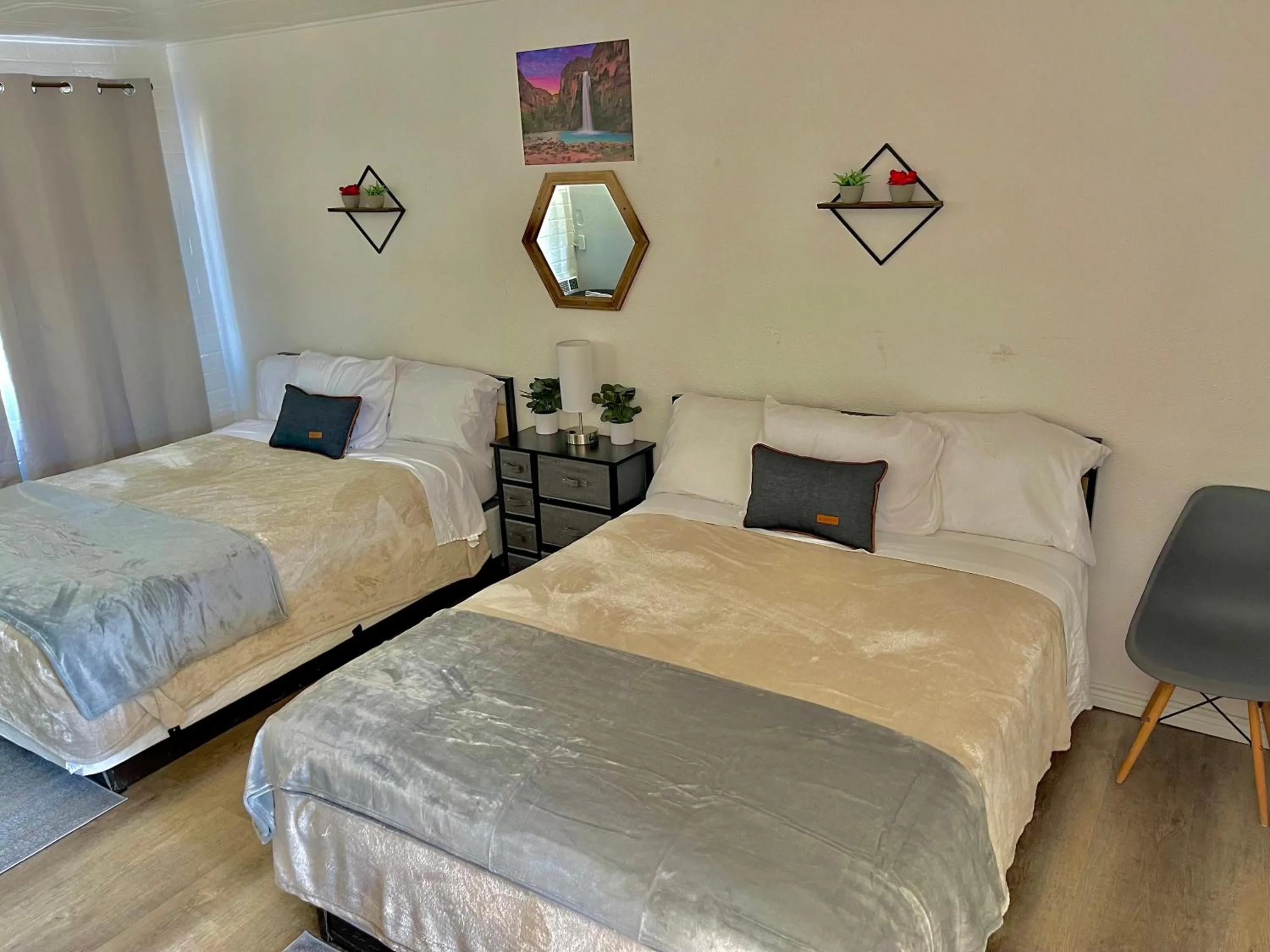 Bed in Canyon's Edge Route 66 Motel