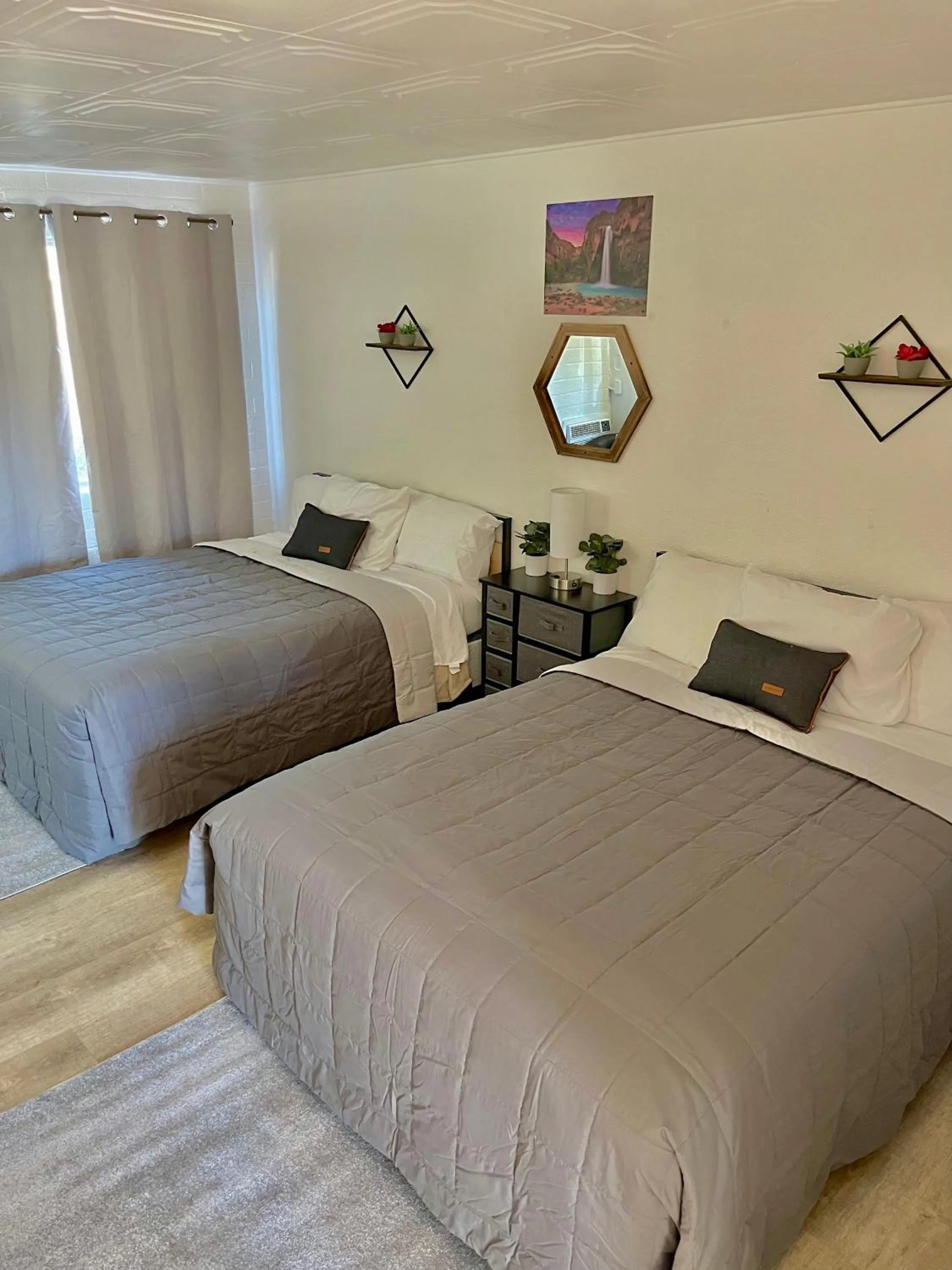 Bed in Canyon's Edge Route 66 Motel