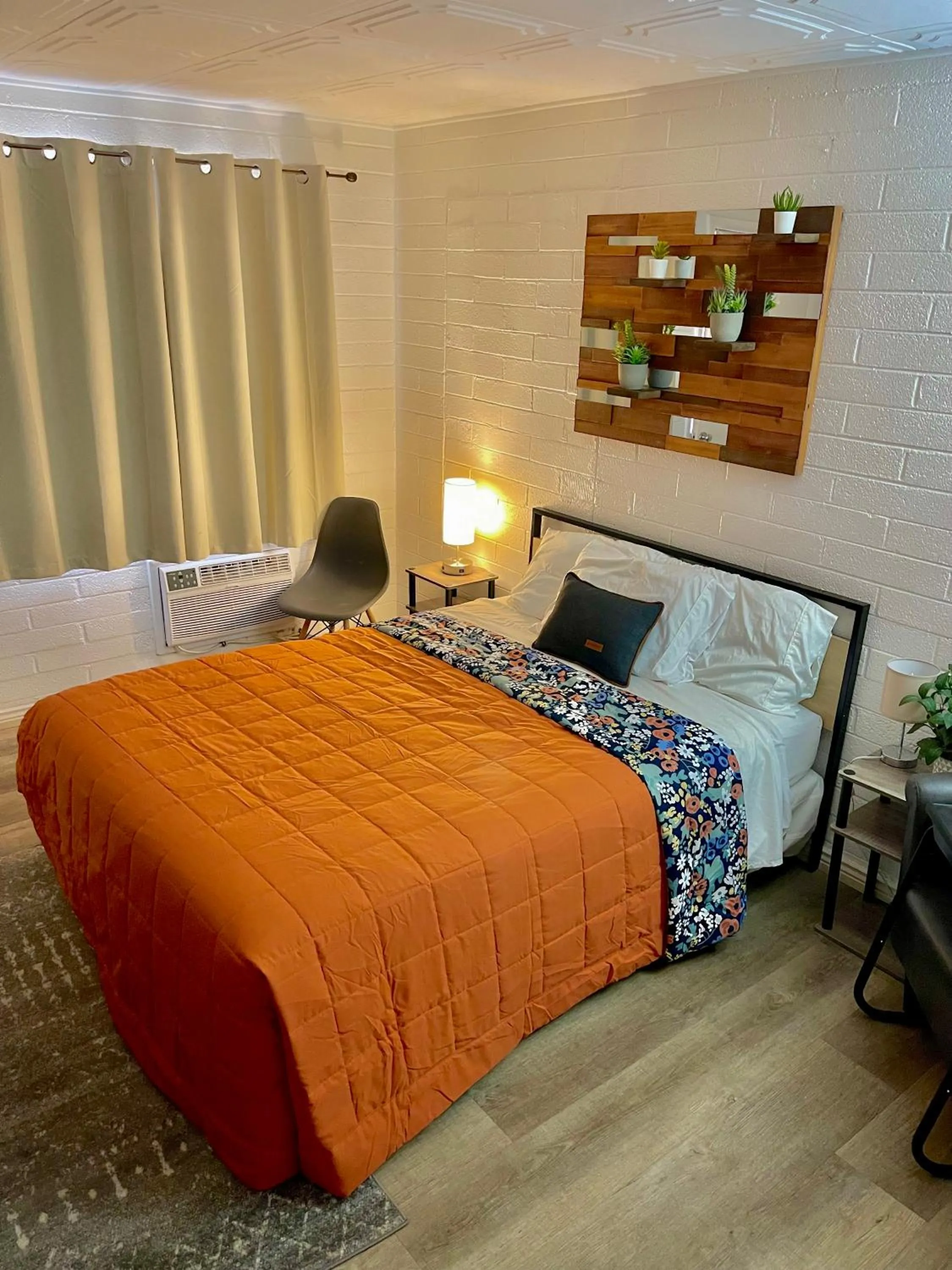 Bed in Canyon's Edge Route 66 Motel