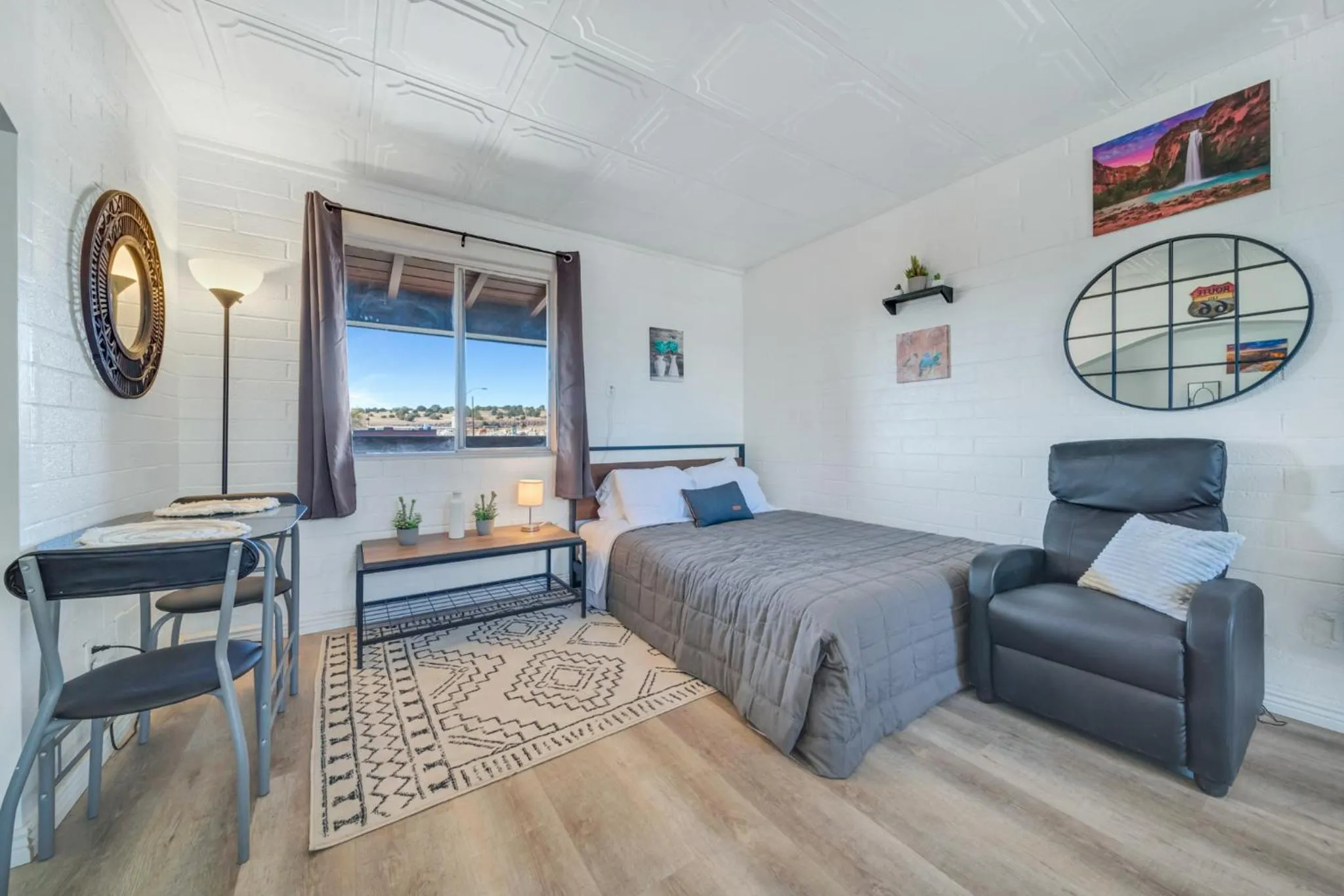 Bed in Canyon's Edge Route 66 Motel