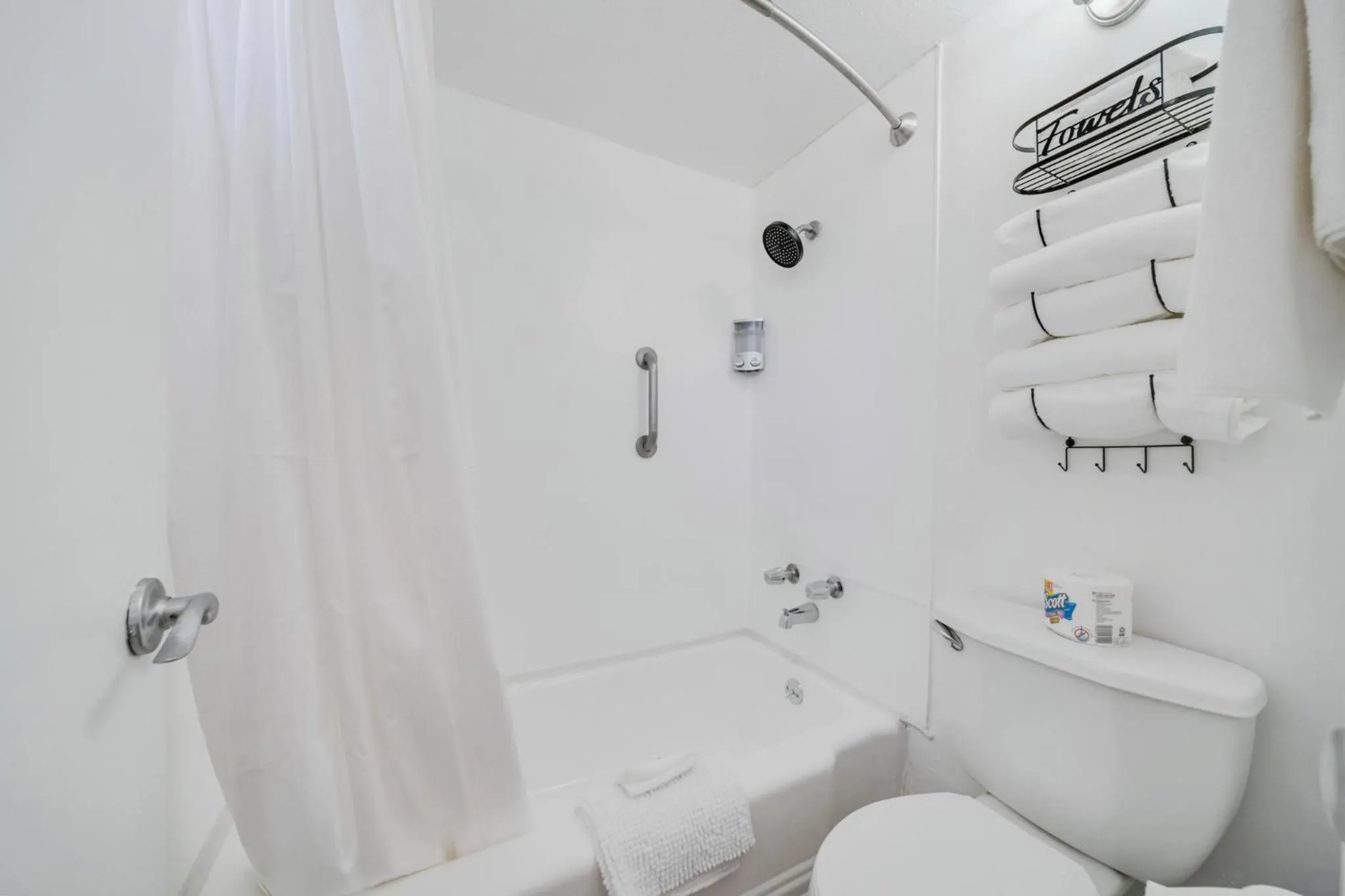 Shower in Canyon's Edge Route 66 Motel