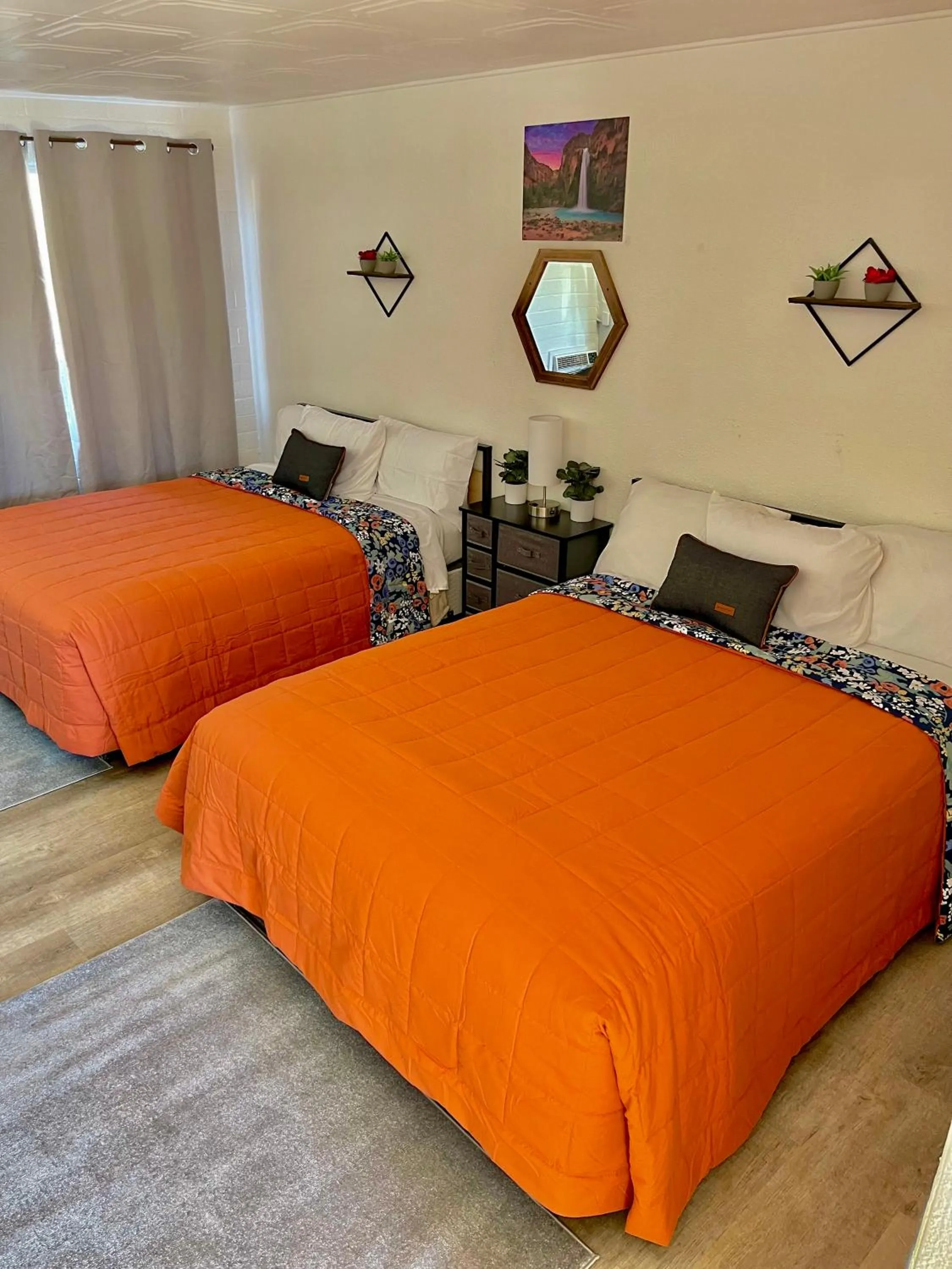 Bed in Canyon's Edge Route 66 Motel