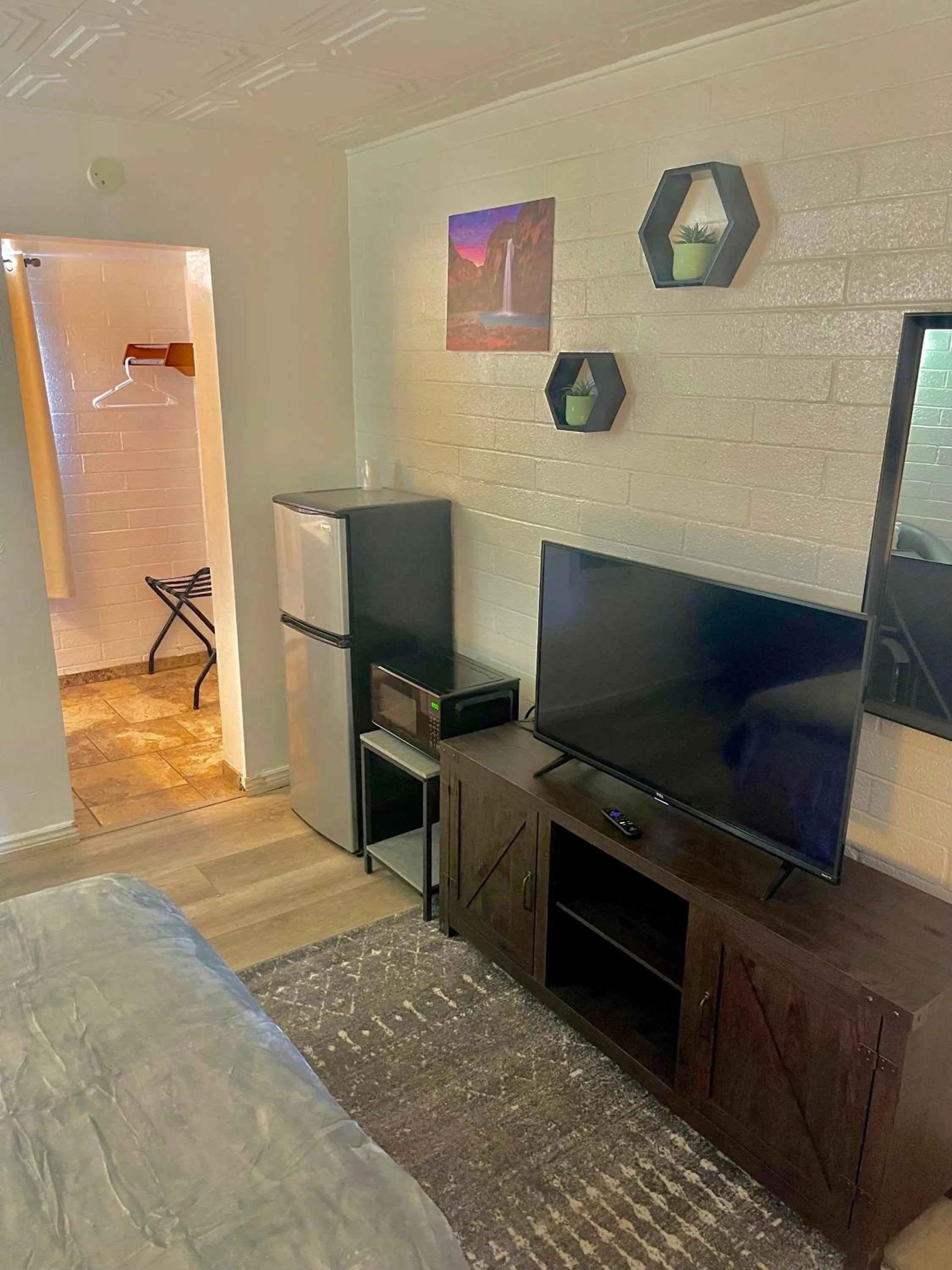 Bed in Canyon's Edge Route 66 Motel