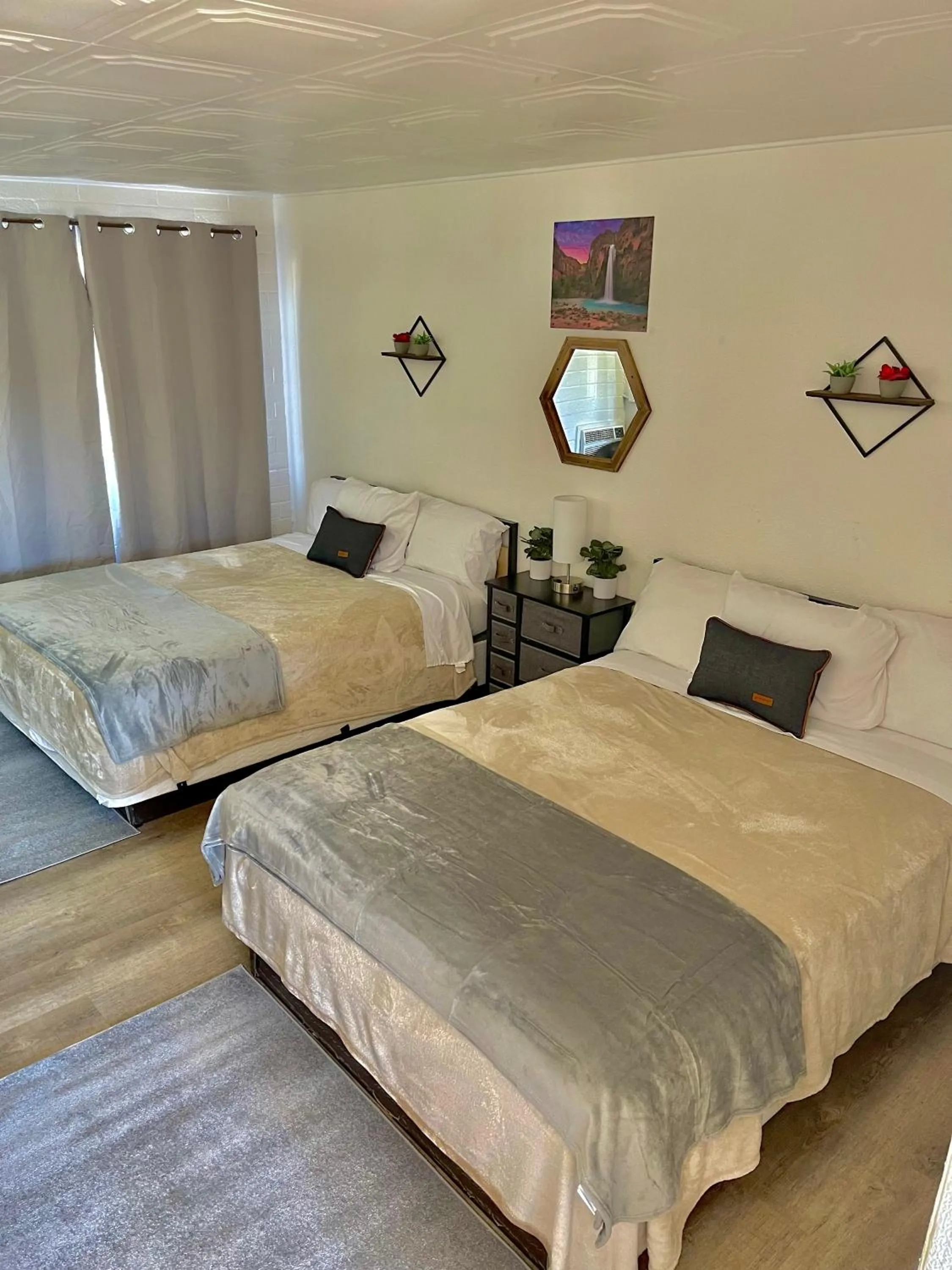 Bed in Canyon's Edge Route 66 Motel