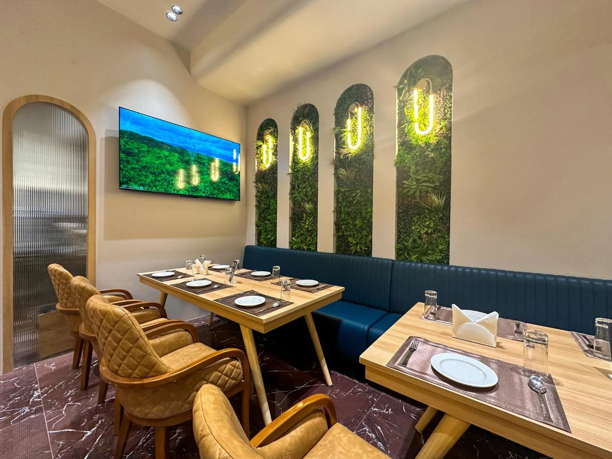 Restaurant/places to eat in Hotel Park Royal