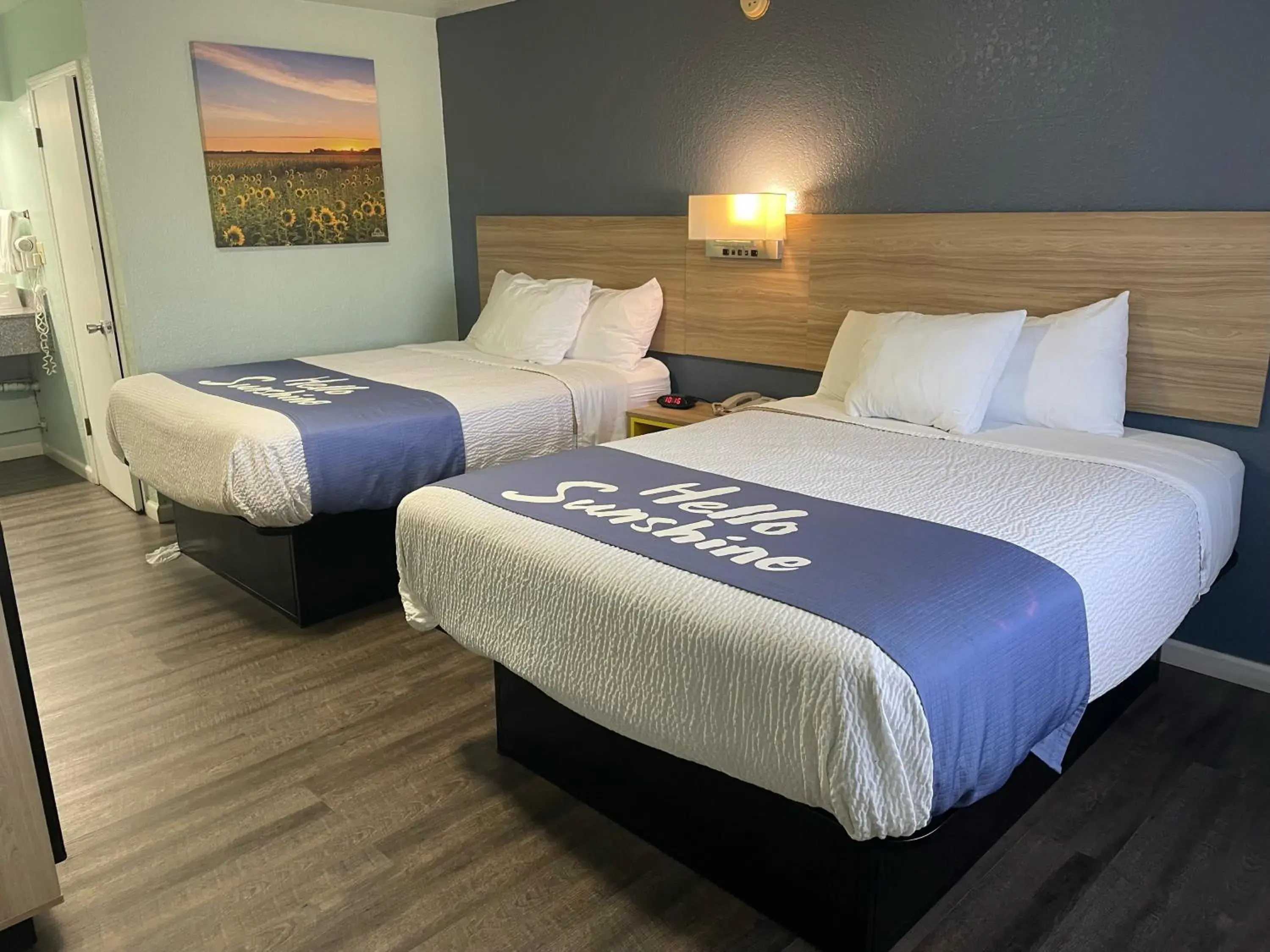 Queen Room with Two Queen Beds - Non-Smoking in Days Inn by Wyndham Pratt Queen Room with Two Queen Beds - Non-Smoking in Days Inn by Wyndham Pratt