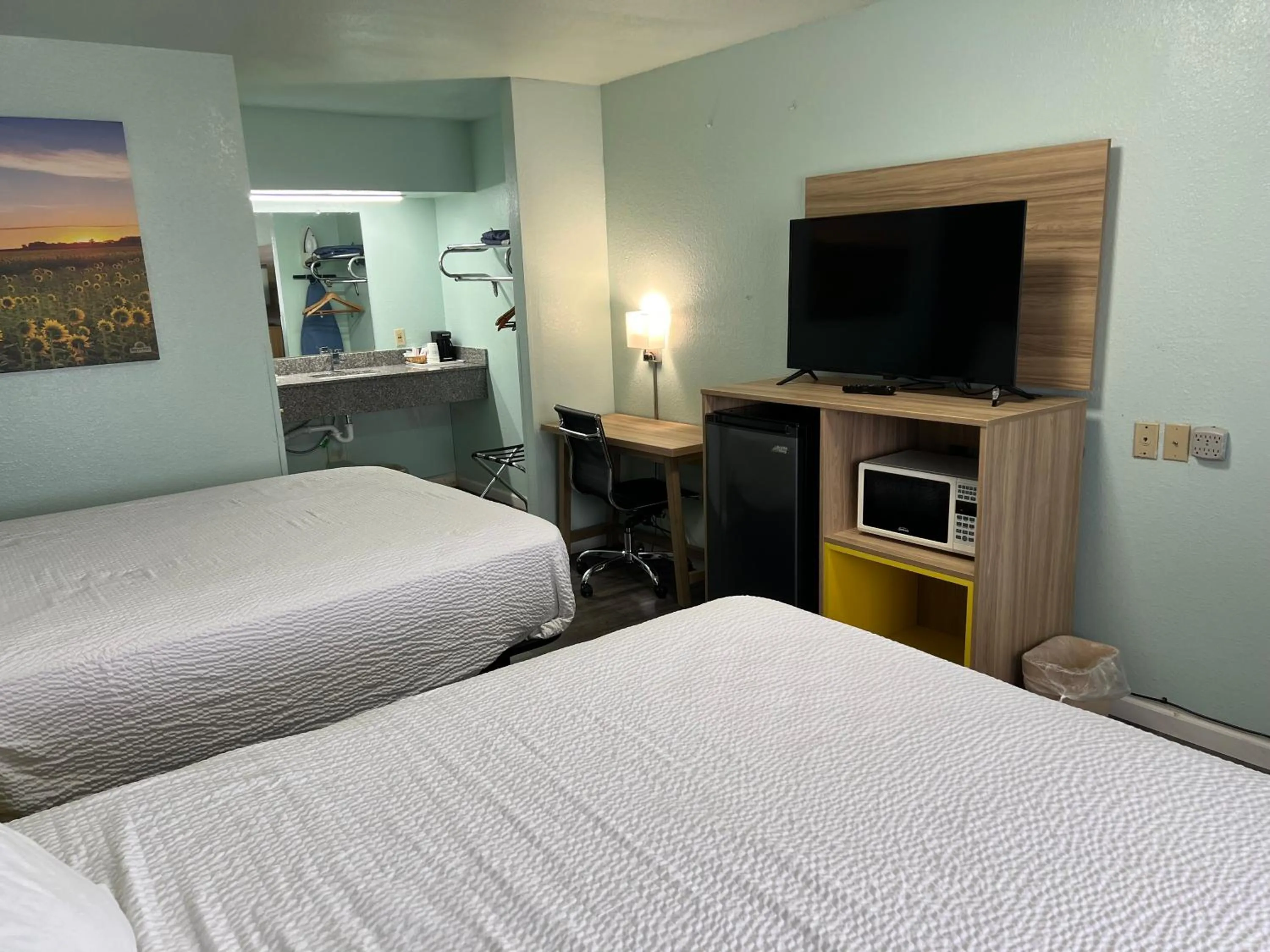 Bed in Days Inn by Wyndham Pratt