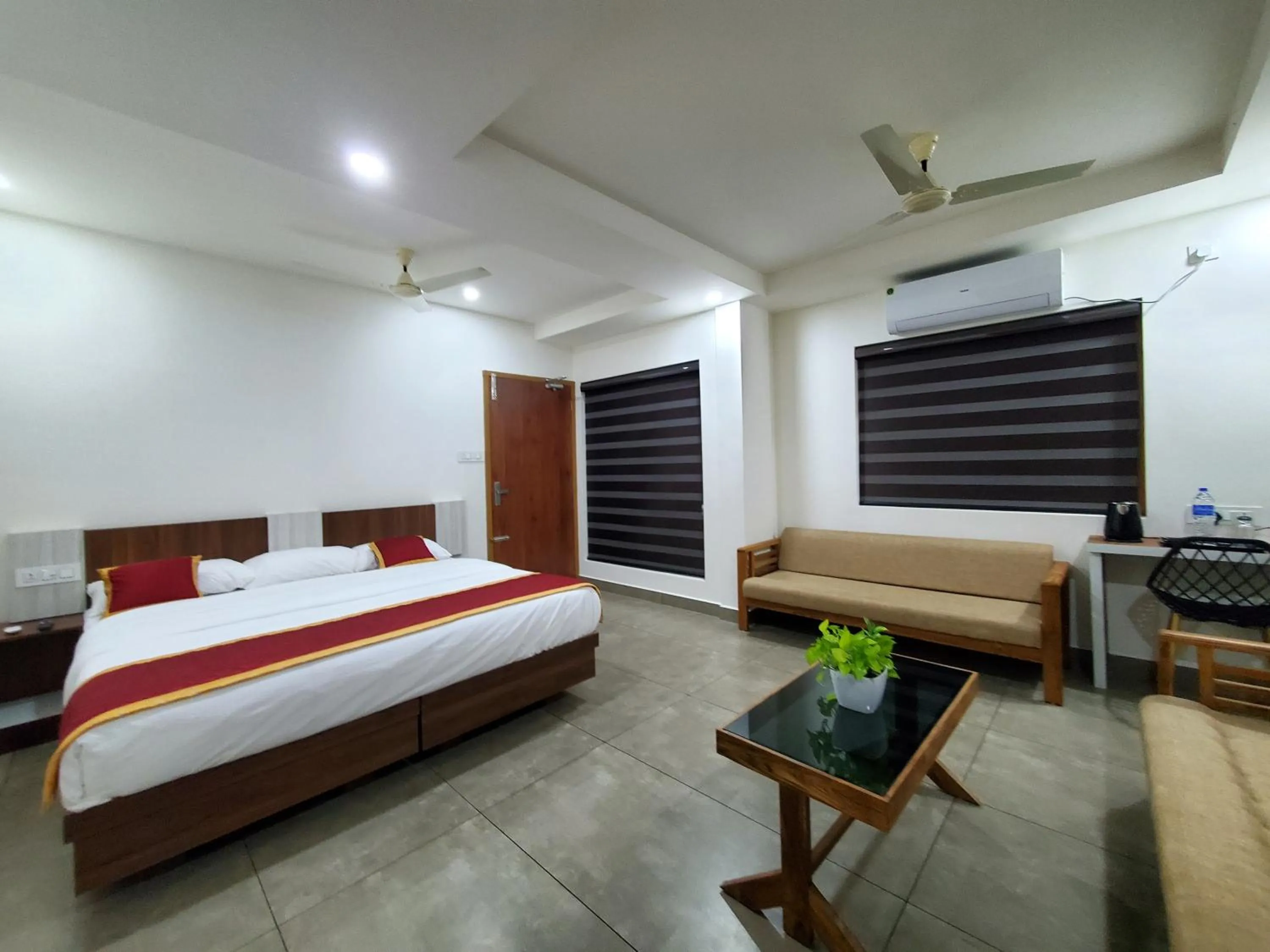 Photo of the whole room, Bed in Halo Residency