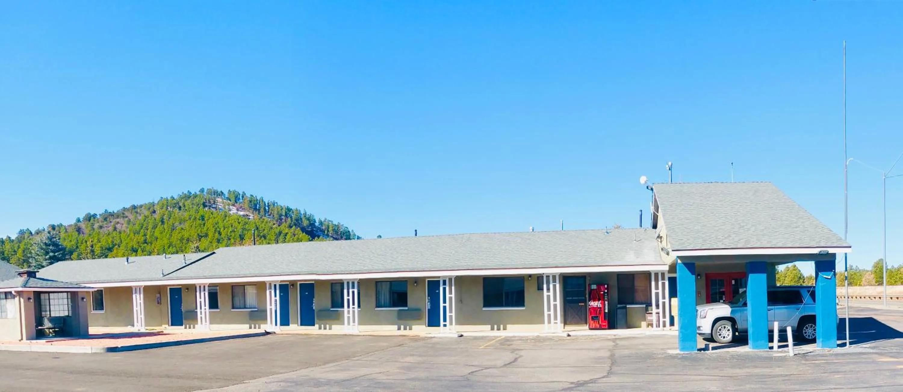 Property building in Super 8 by Wyndham Williams West Route 66 - Grand Canyon Area