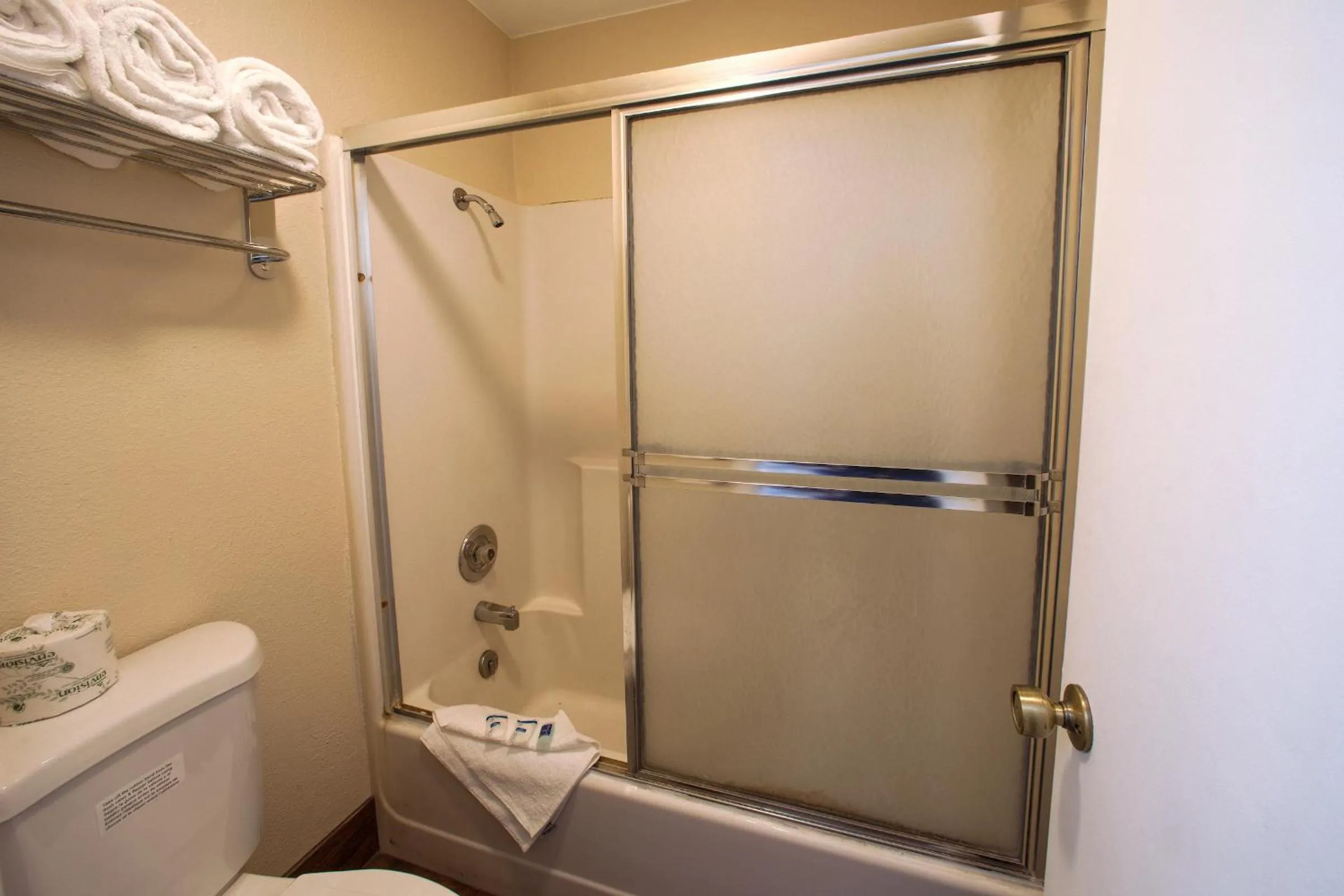 Shower in Super 8 by Wyndham Williams West Route 66 - Grand Canyon Area