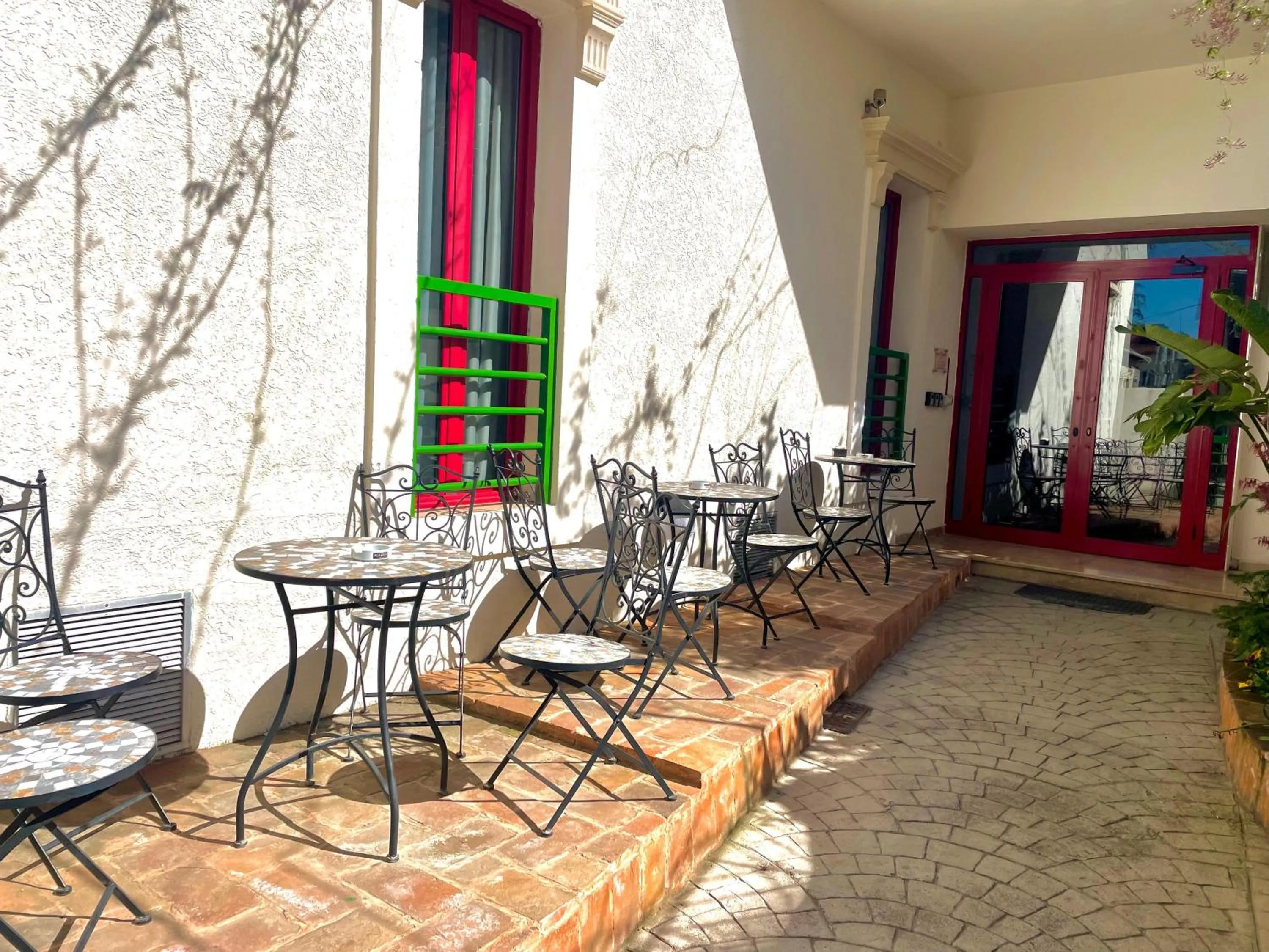 Facade/entrance in City 5 Hotel