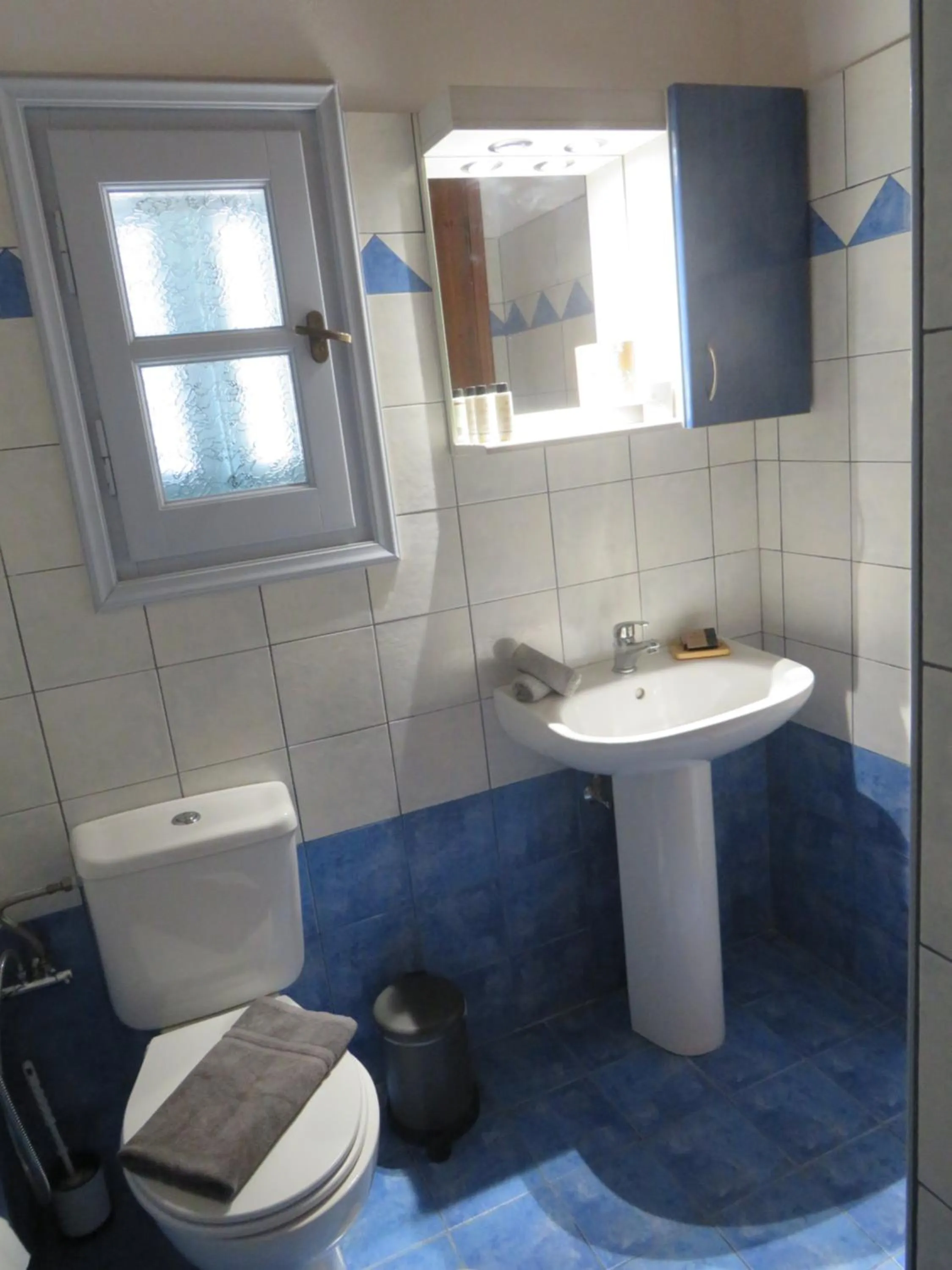 Toilet in VILLAGE LIANA MAROULI KASTRAKI