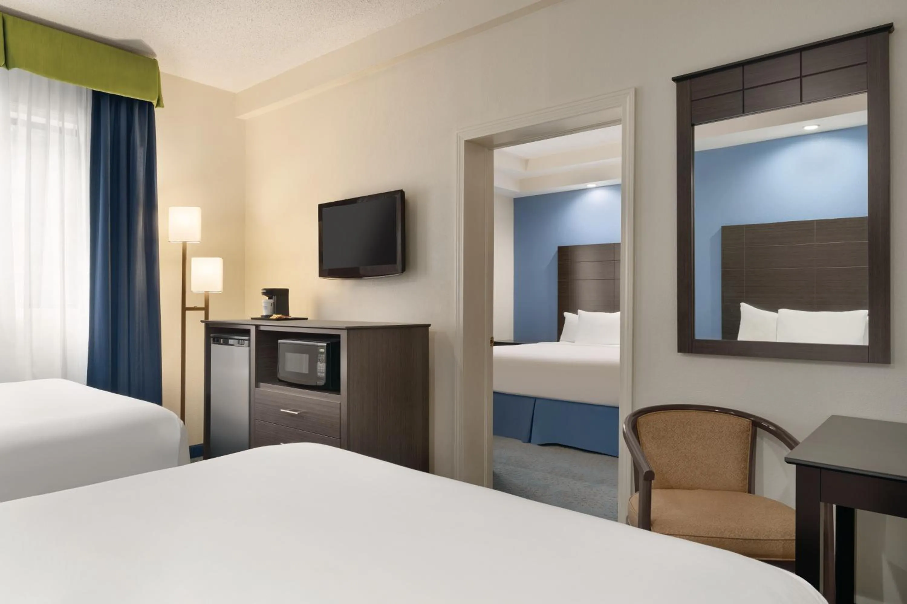 TV and multimedia, Bed in Days Inn by Wyndham Tamworth