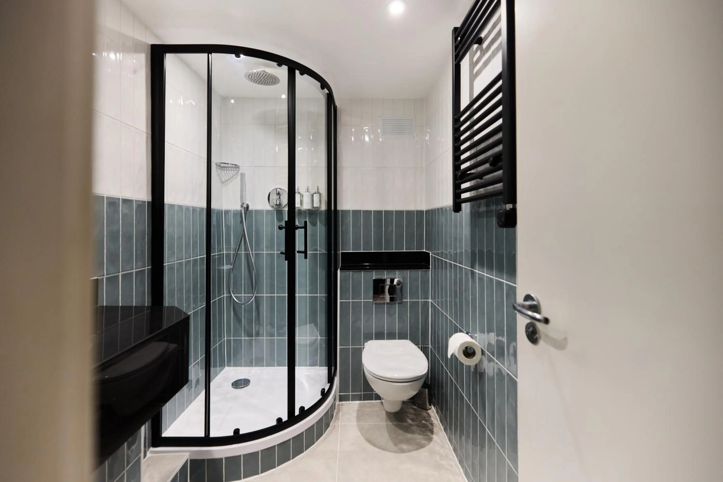 Shower in Blandford Hotel