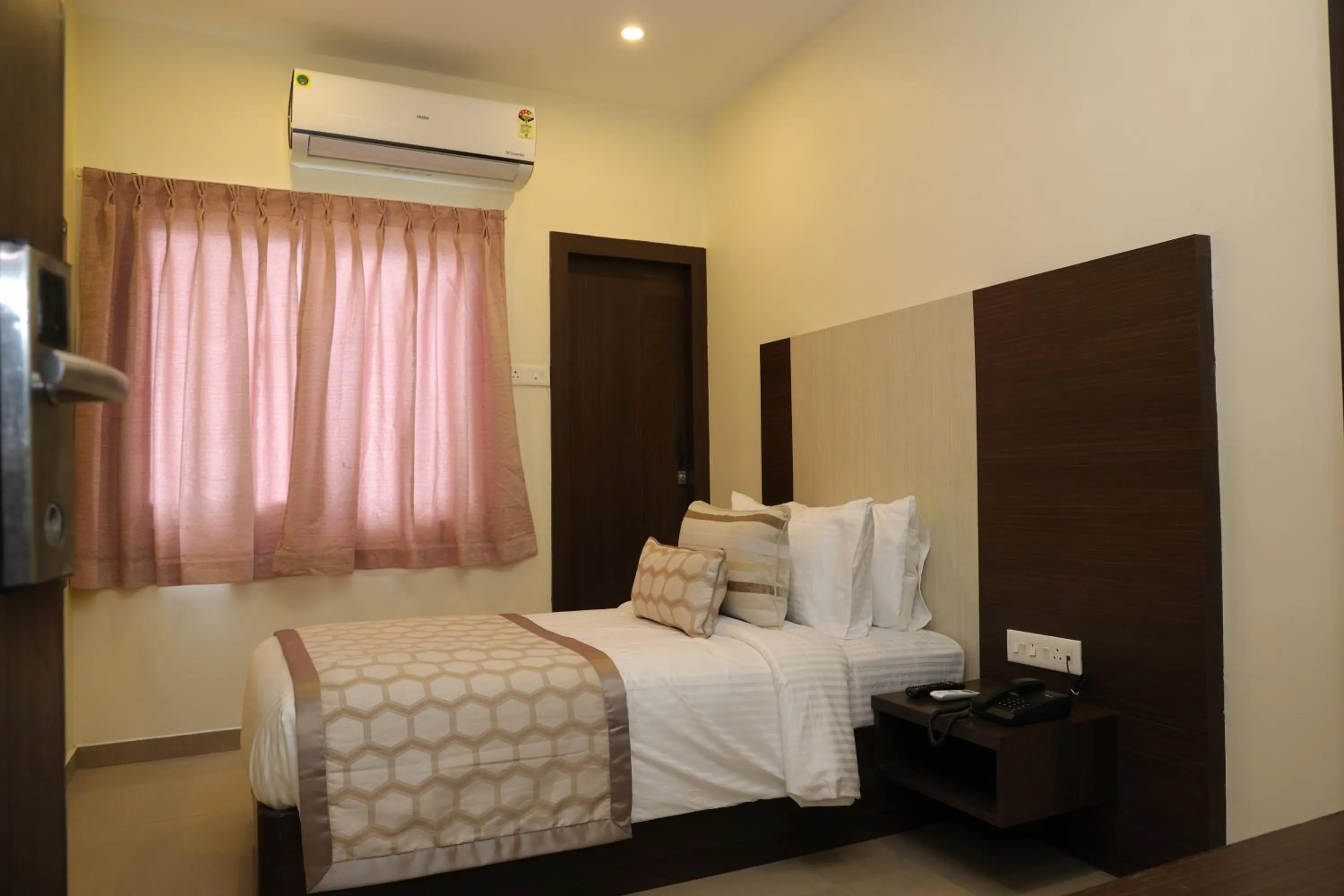 Photo of the whole room, Bed in HOTEL SR