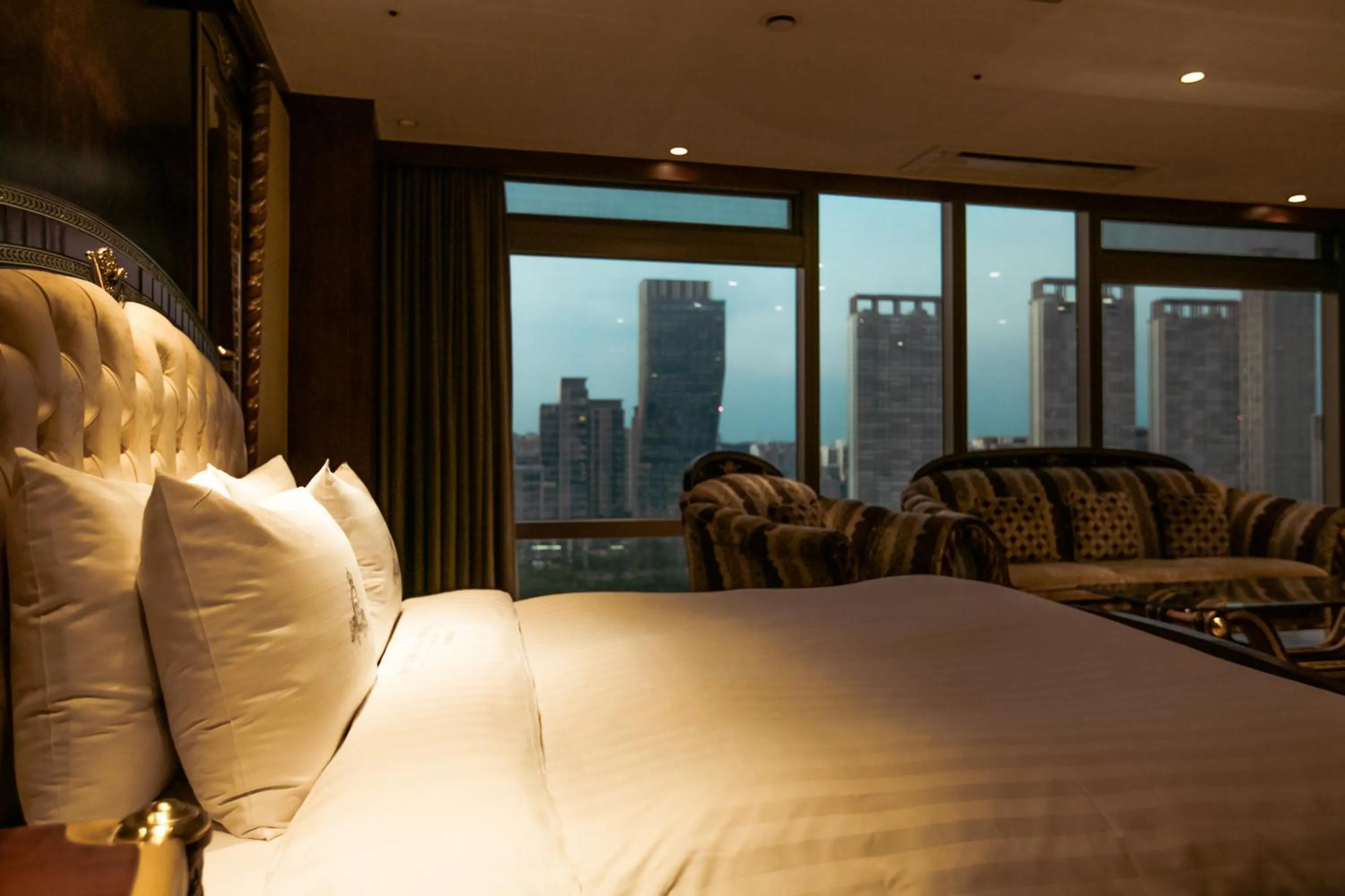 View (from property/room), Bed in Songdo Central Park Hotel