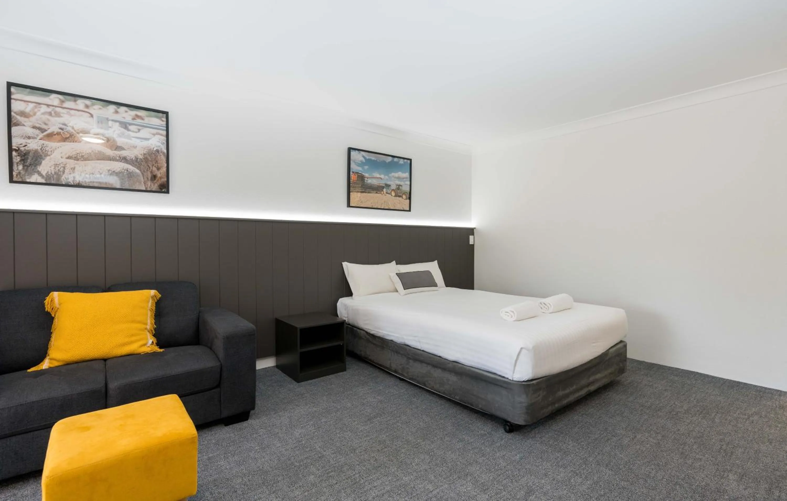 Bed in Club Inn Motel