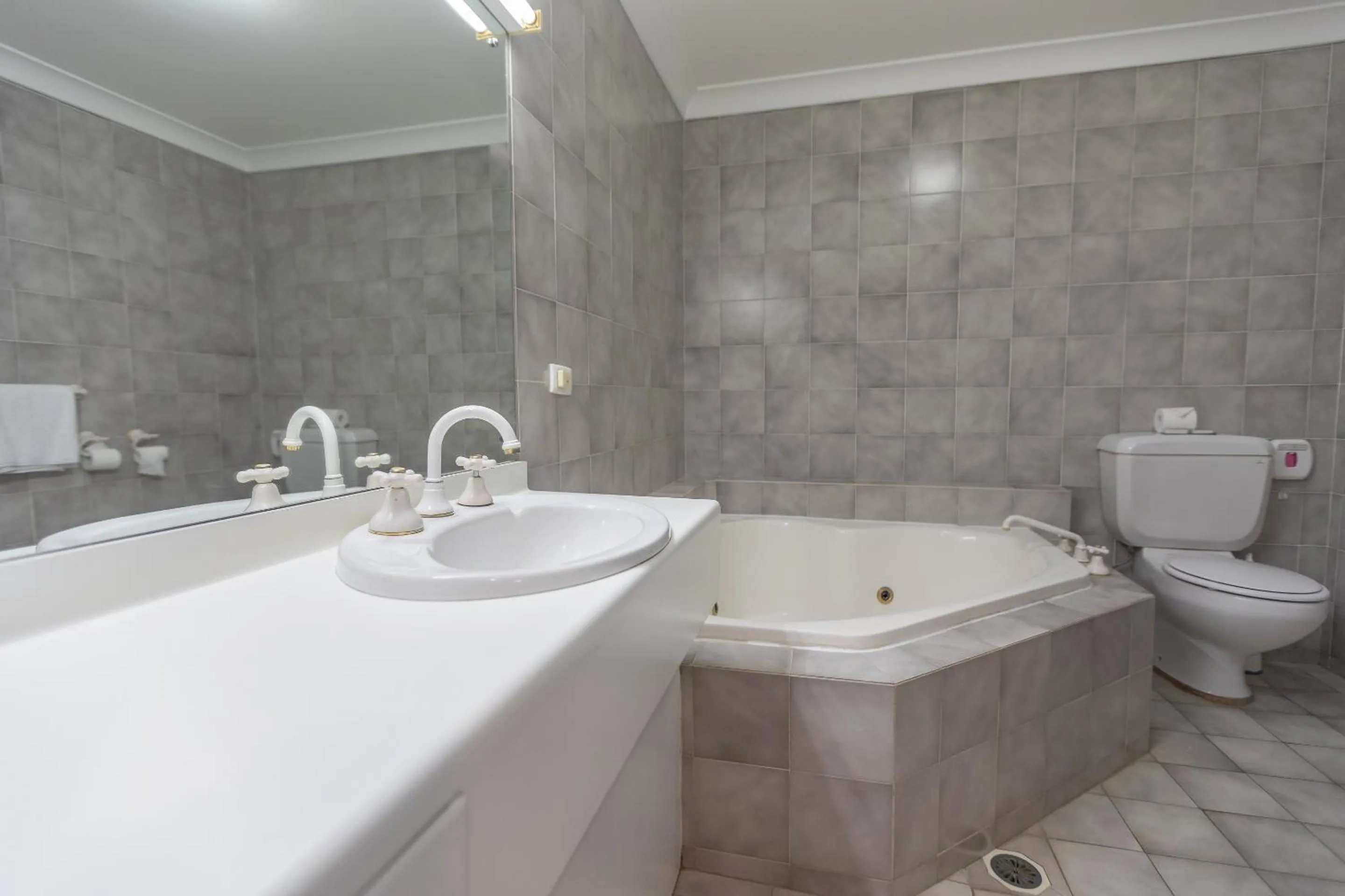 Bathroom in Club Inn Motel