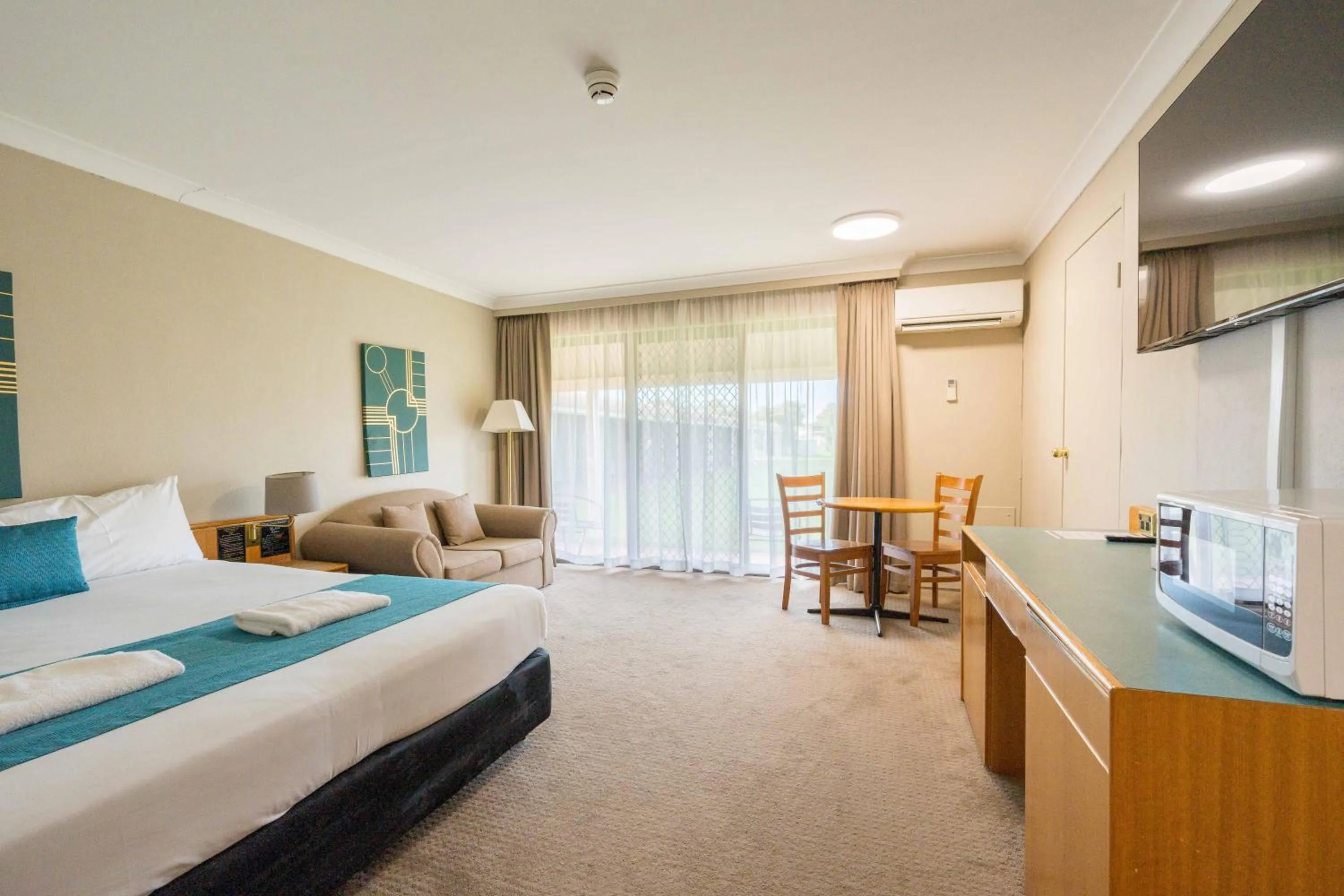 TV and multimedia, Bed in Club Inn Motel