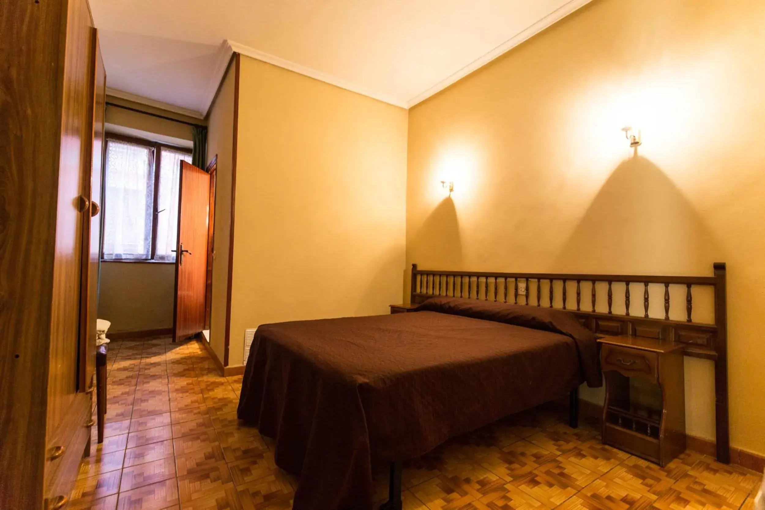 Double Room with Private Bathroom in Pension Iberia Double Room with Private Bathroom in Pension Iberia