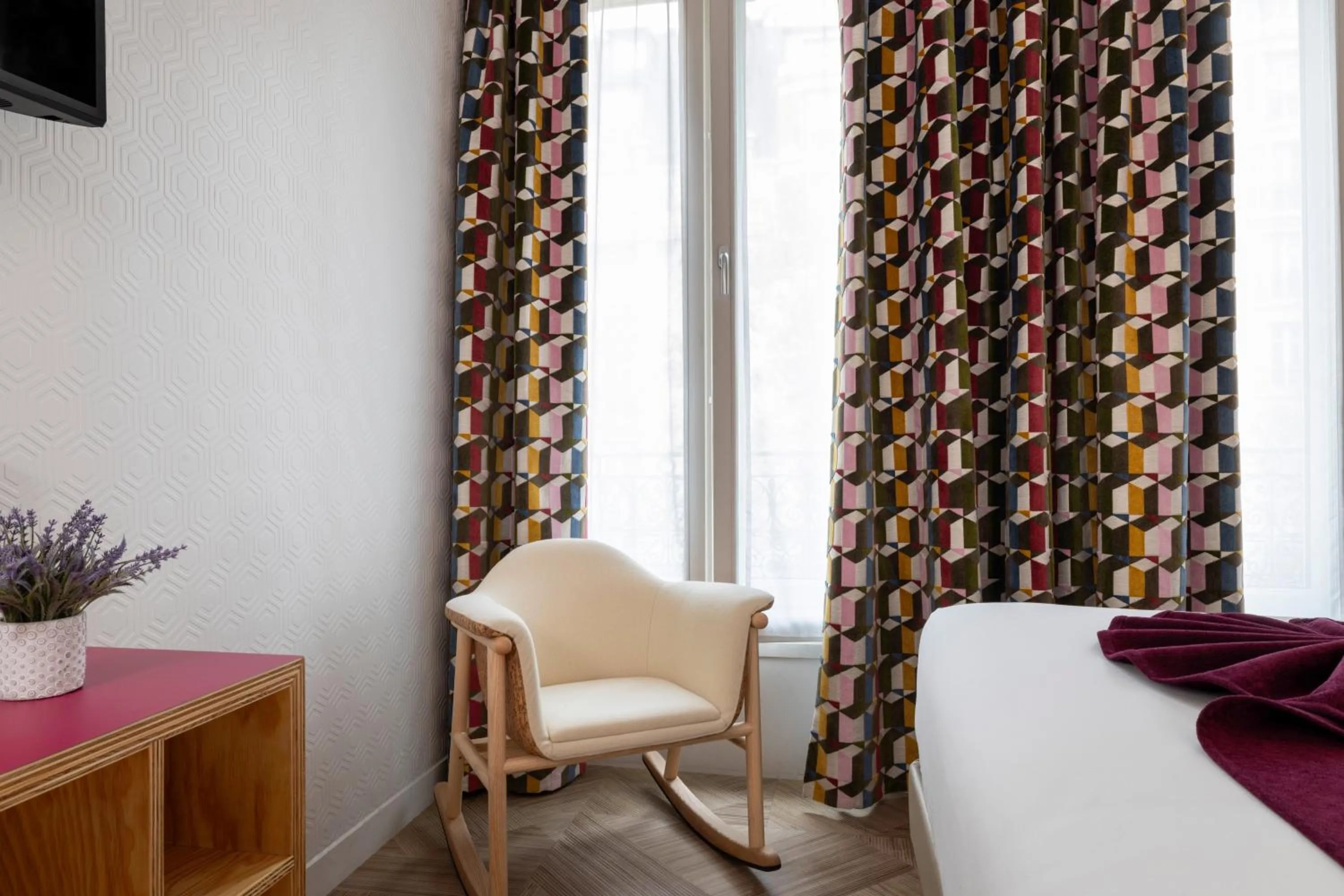 Seating area, Bed in Hotel Locomo - Gare de Lyon Bastille