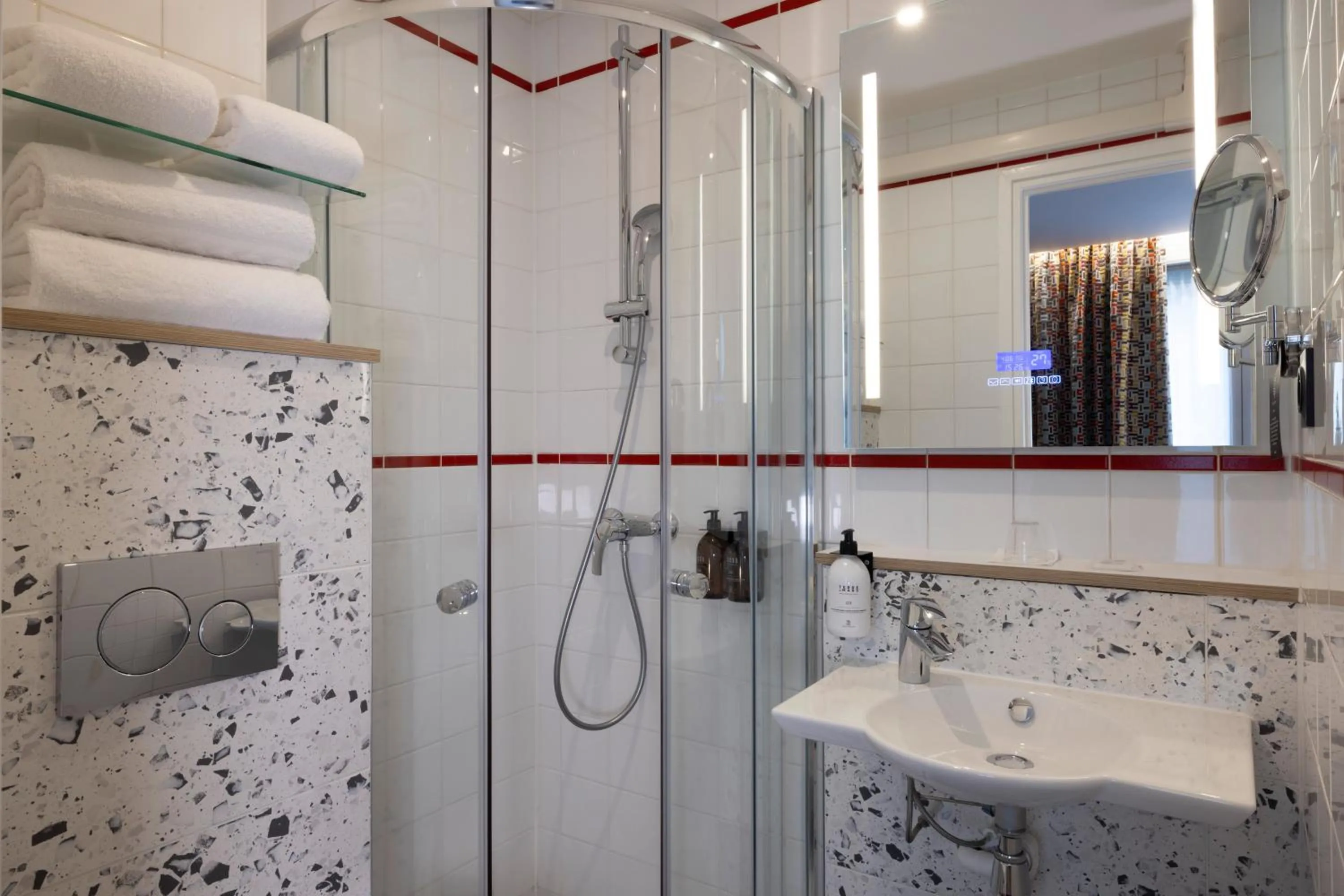 Shower in Hotel Locomo - Gare de Lyon Bastille