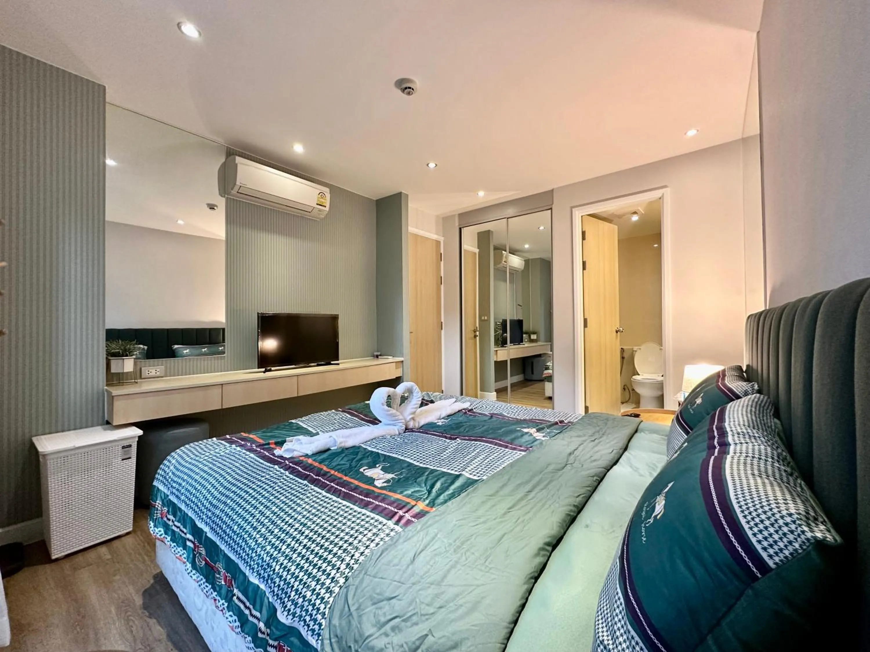 Bed in Grande Caribbean Resort Pattaya