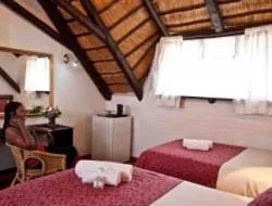 Property building, Bed in Woodpecker Inn