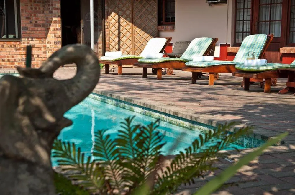 Swimming pool in Woodpecker Inn