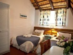 Property building, Bed in Woodpecker Inn