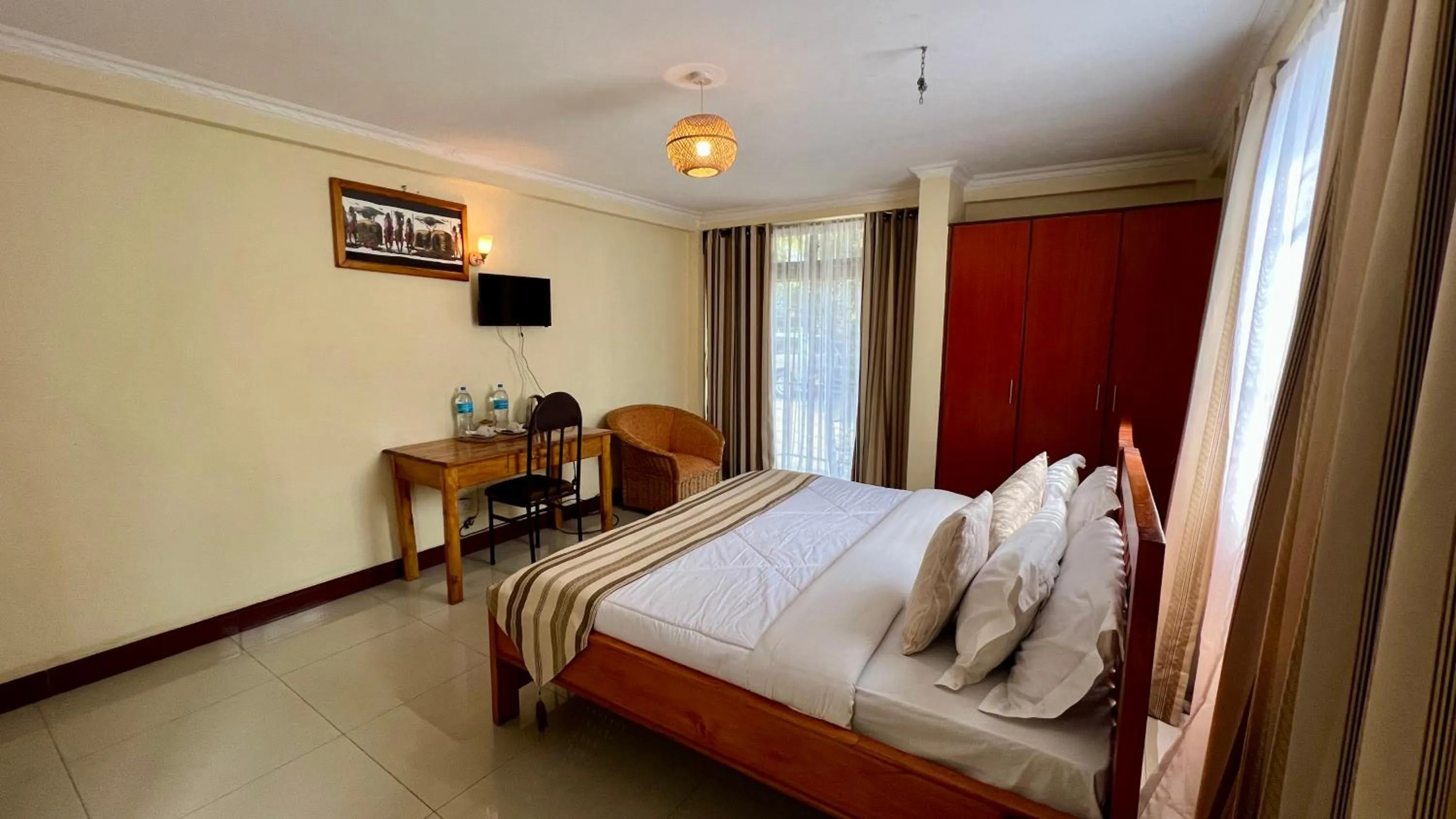 Communal lounge/ TV room, Bed in Runako Hostel